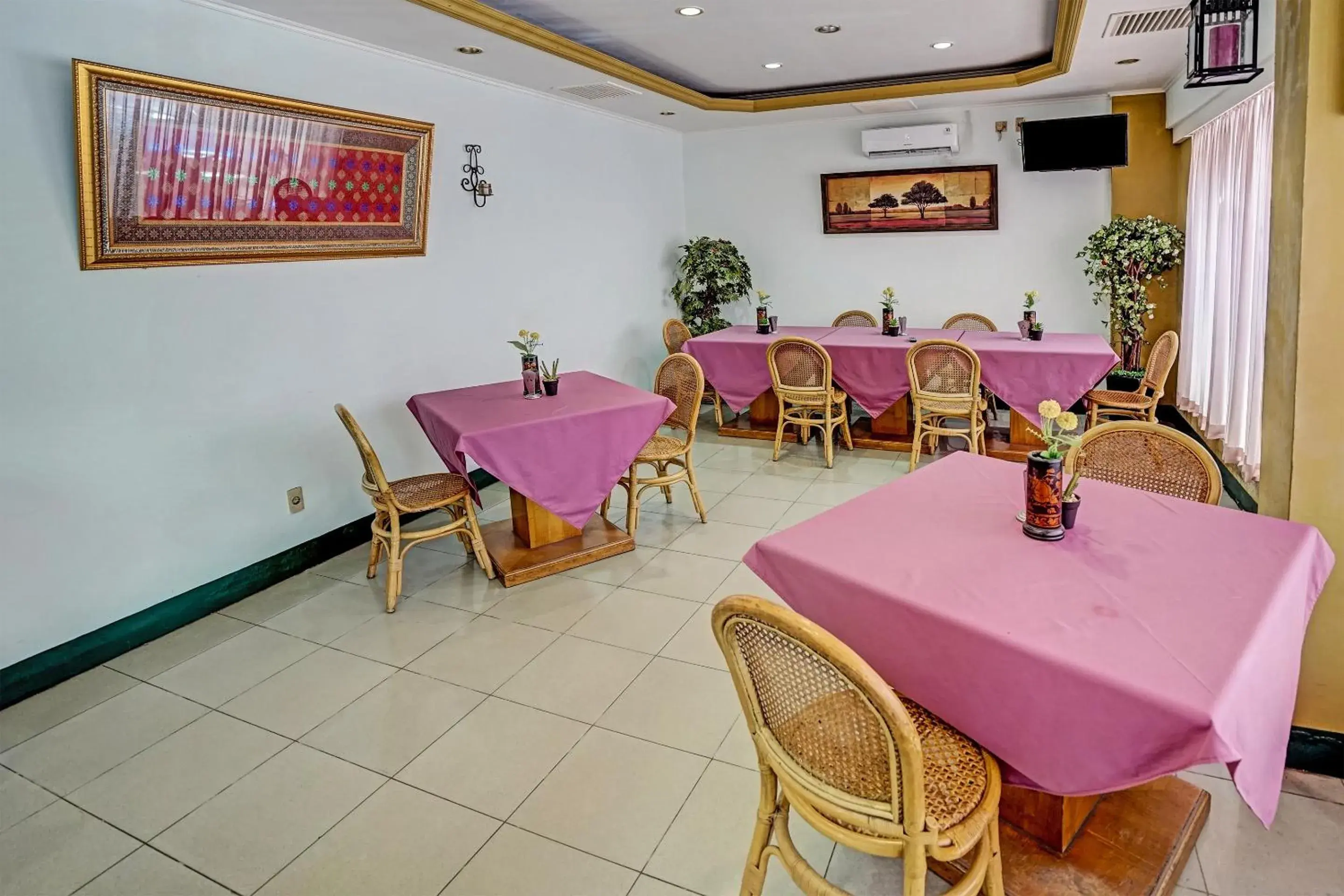 Restaurant/Places to Eat in SUPER OYO 91805 Hotel Wisma Bari