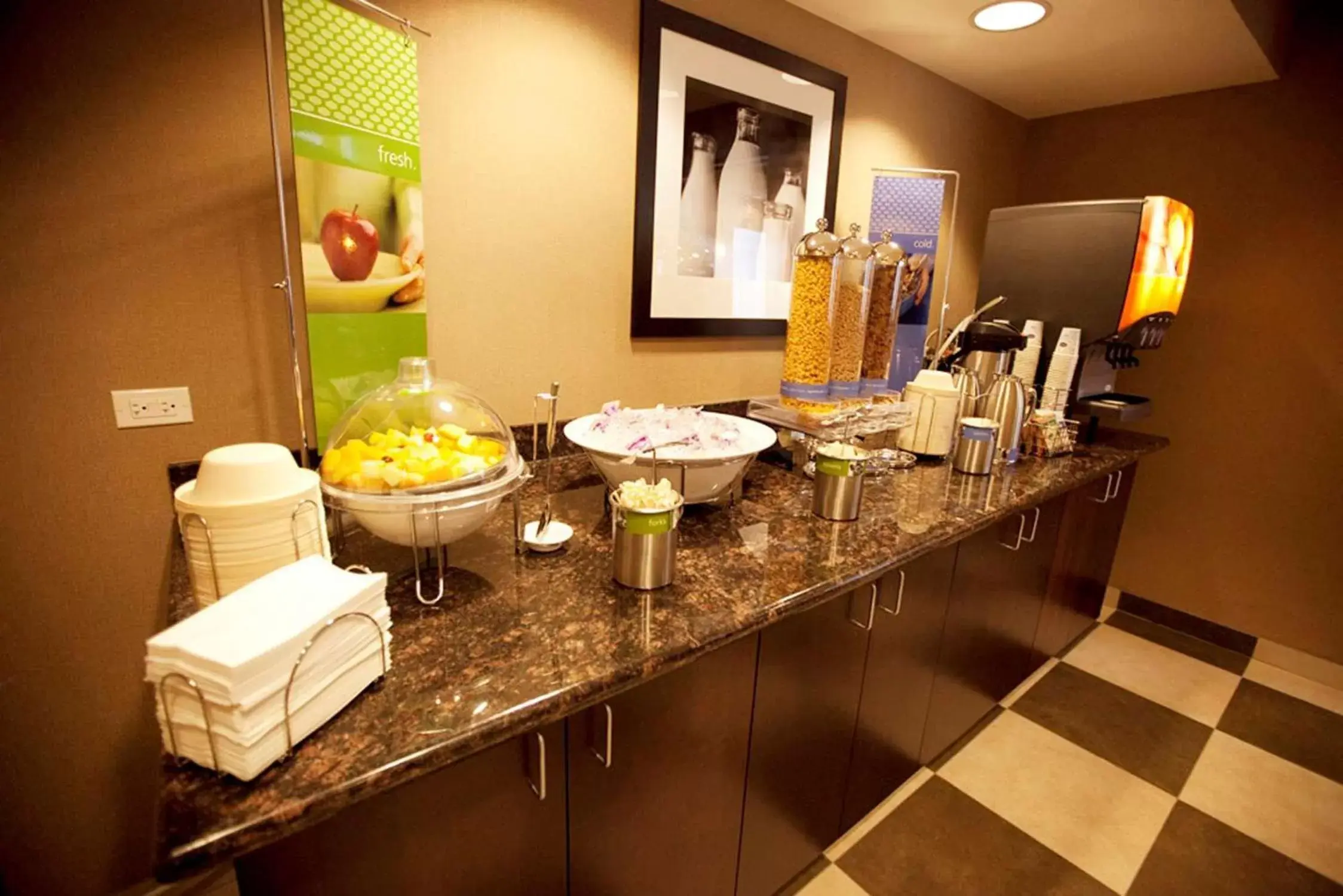 Dining area in Hampton Inn & Suites by Hilton Seattle/Kent