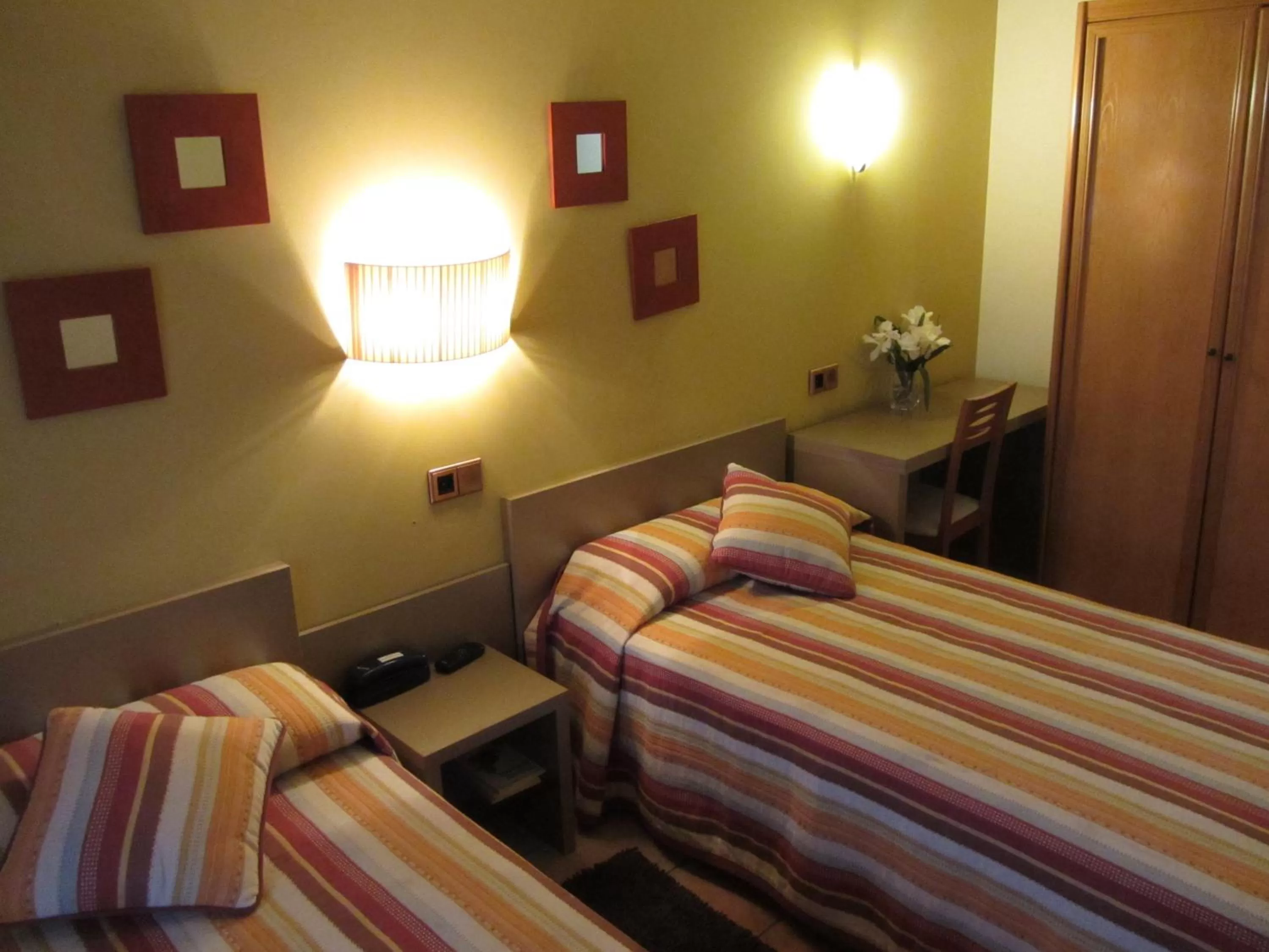 Photo of the whole room, Bed in Hotel Villa de Utrillas