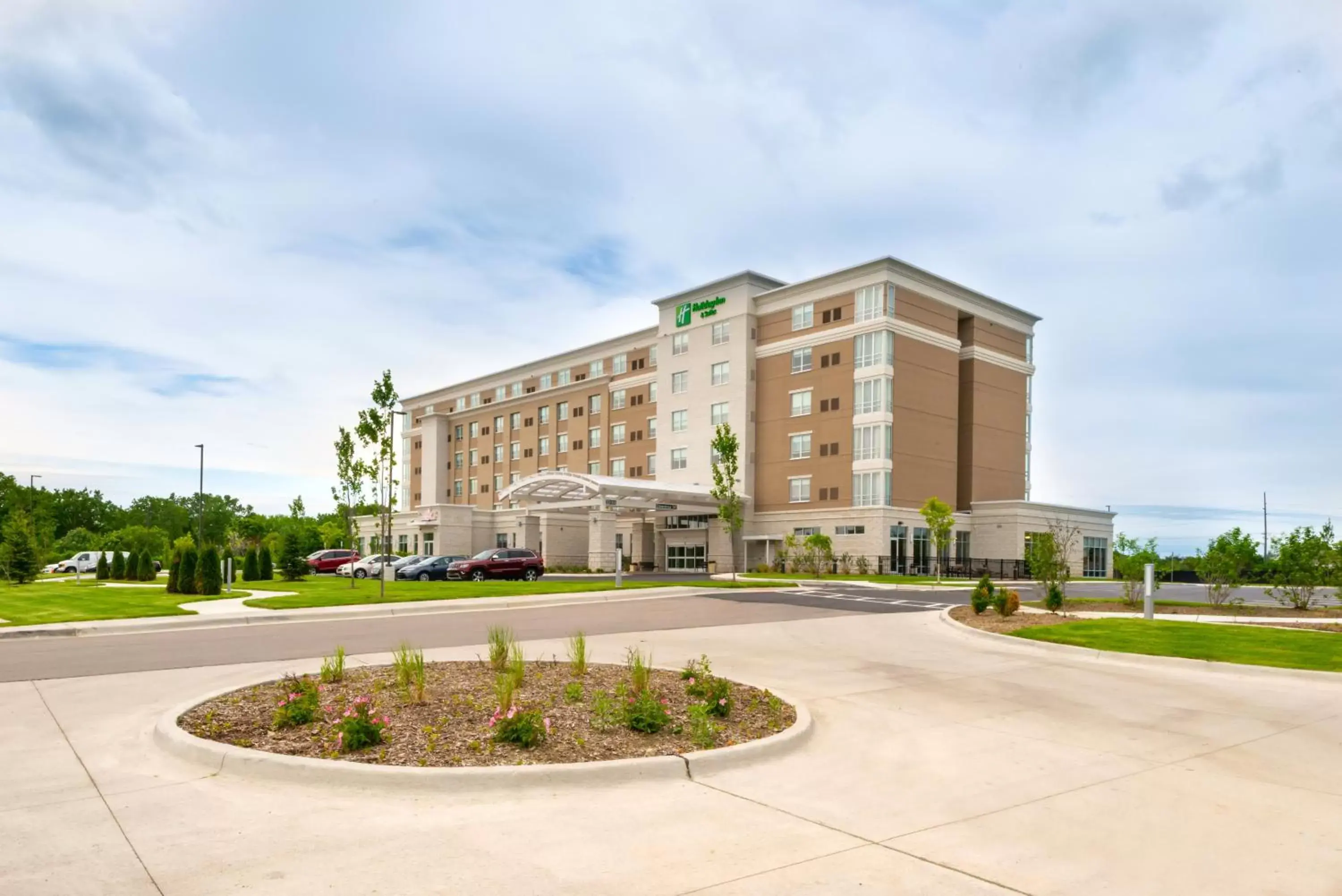 Property Building in Holiday Inn & Suites - Farmington Hills - Detroit NW, an IHG Hotel