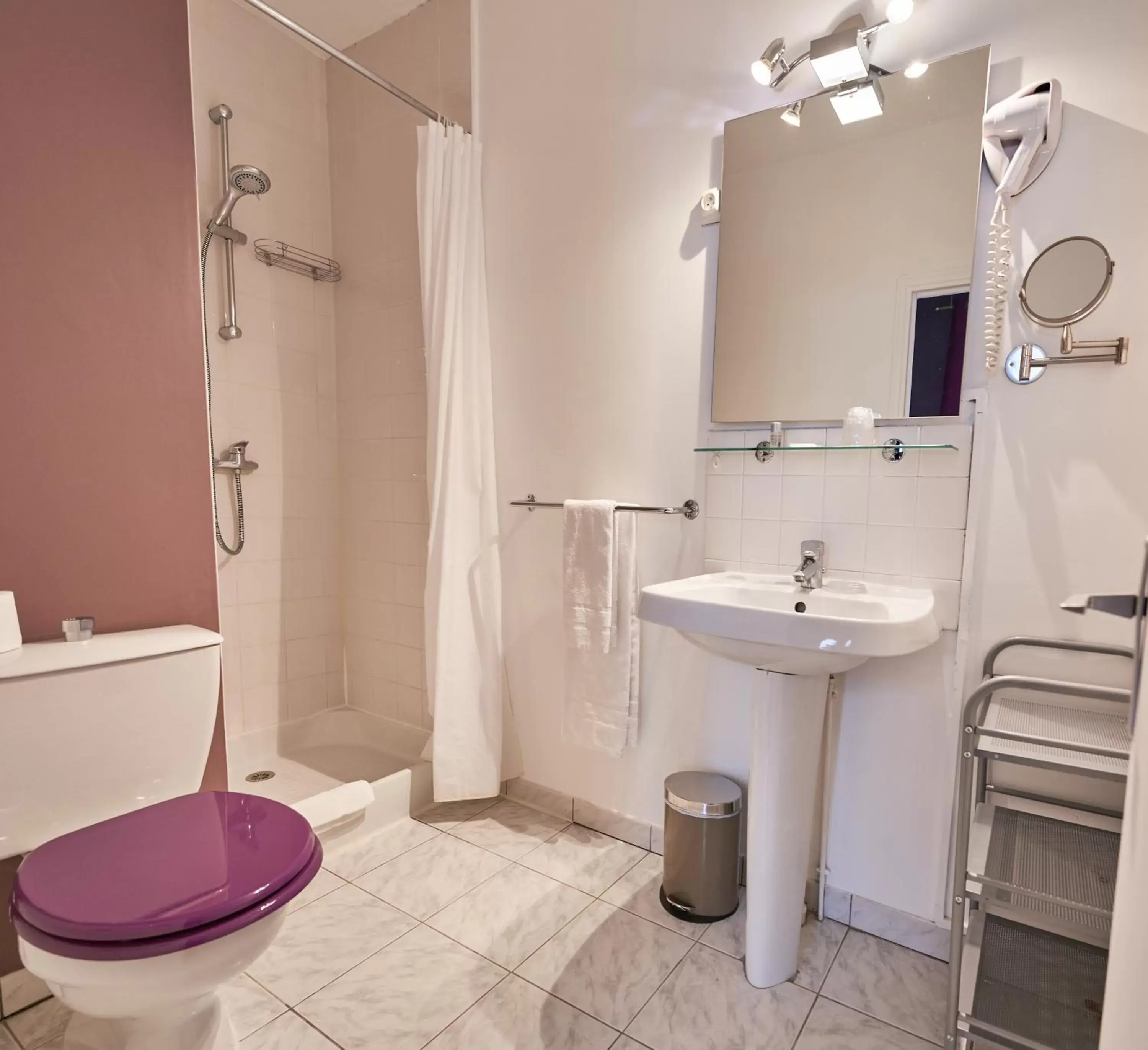 Bathroom in LOGIS Hôtel Du Théâtre