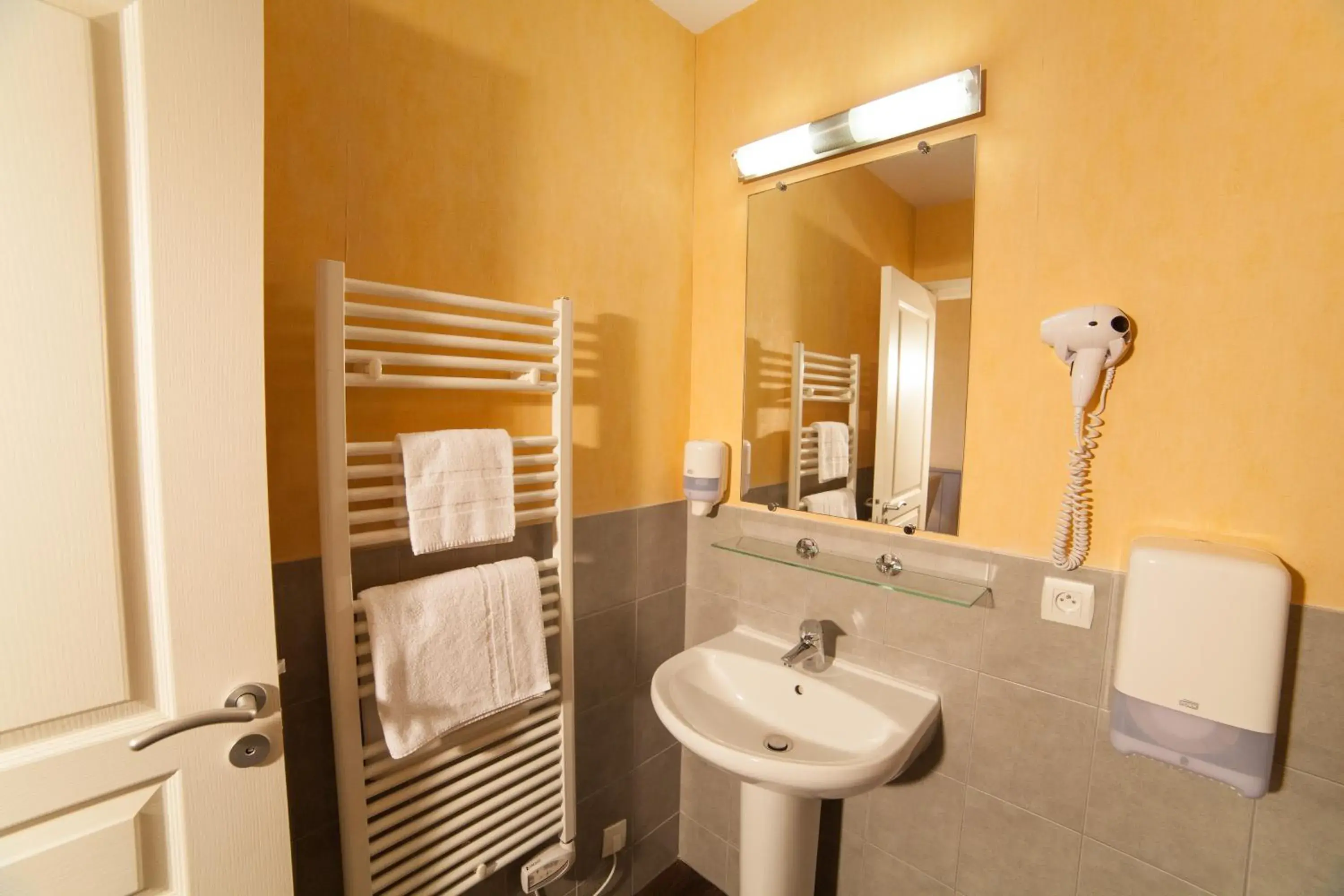 Bathroom in BRIT HOTEL Lannion Perros