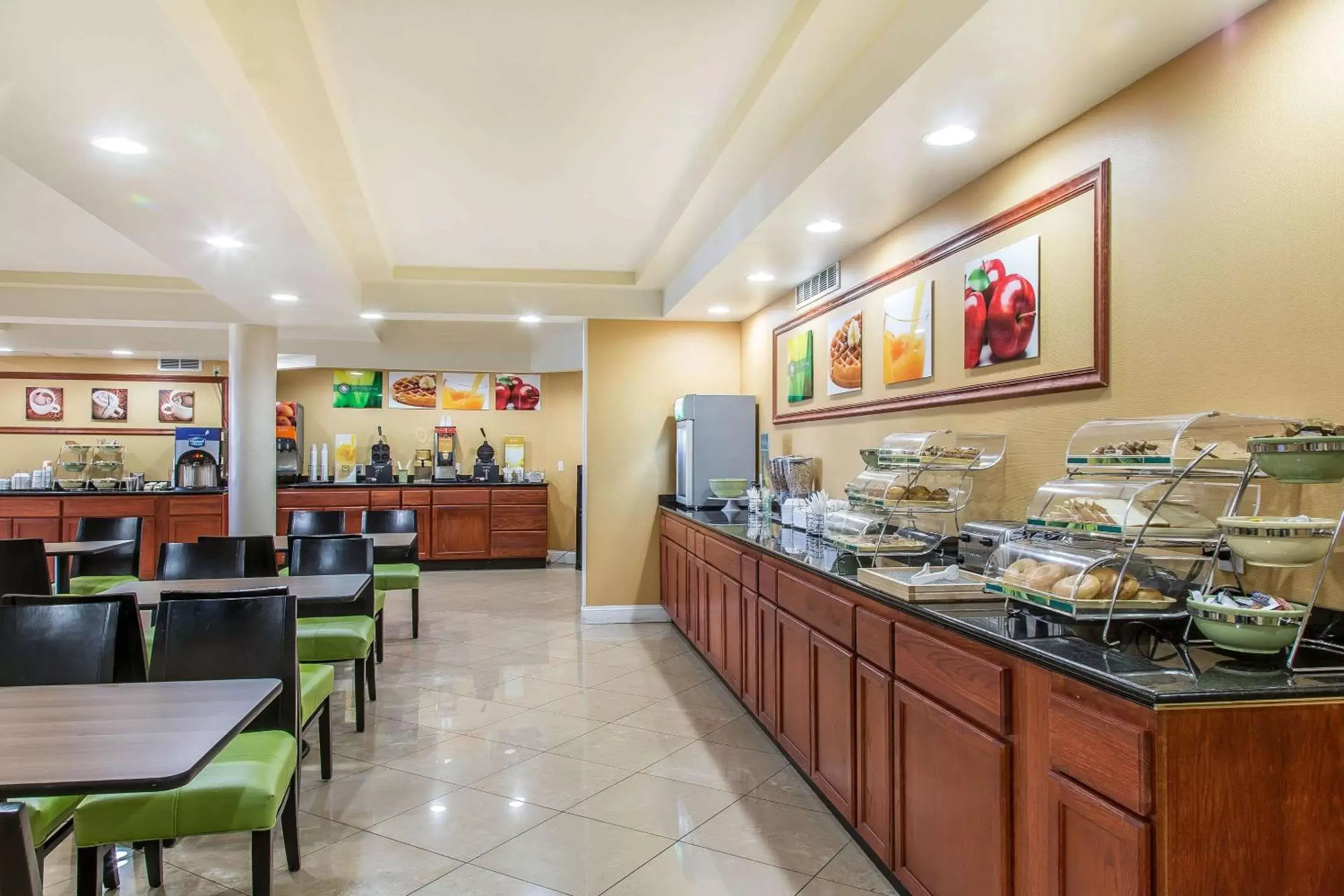 Restaurant/Places to Eat in Quality Inn & Suites Middletown - Newport