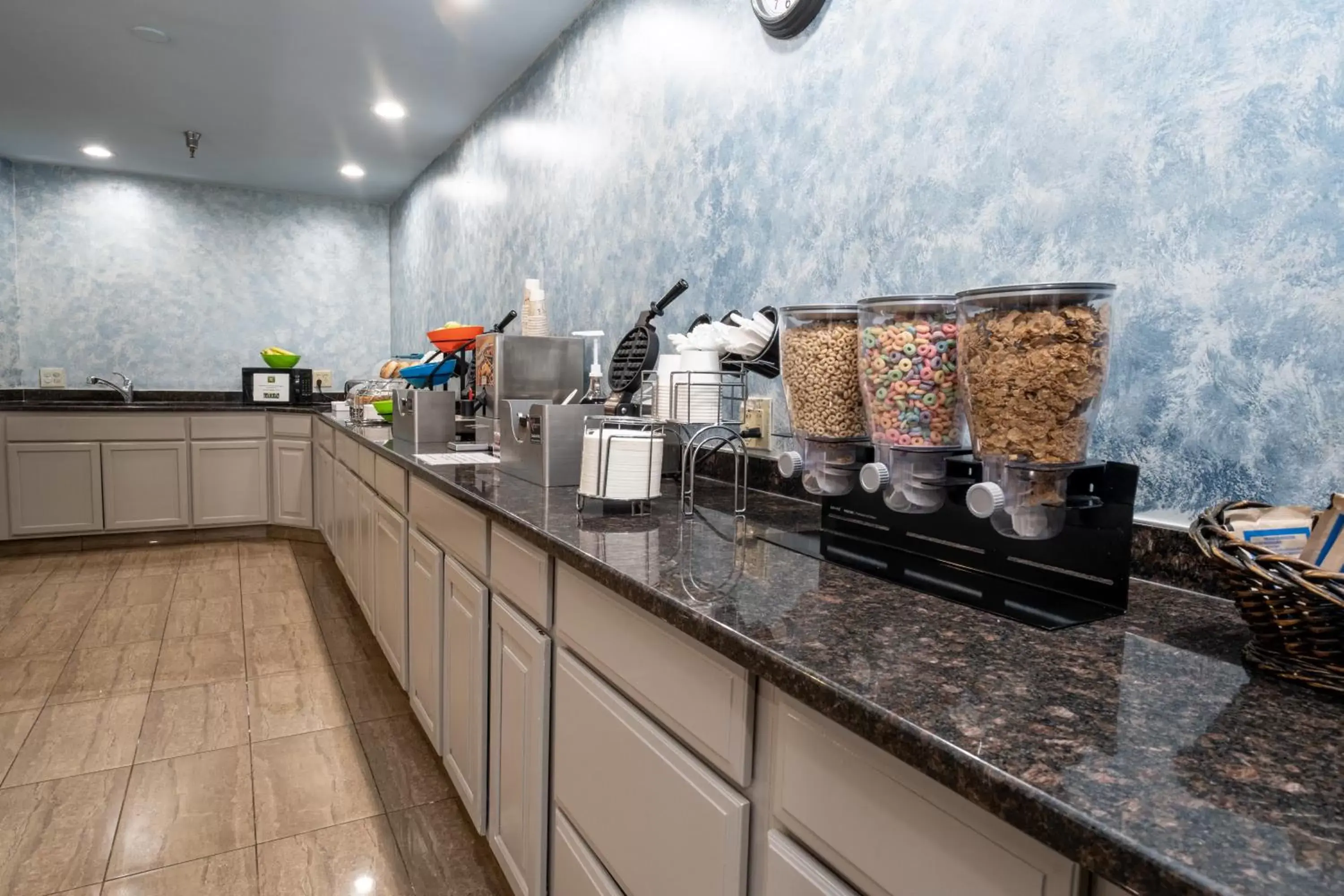 Continental breakfast, Kitchen/Kitchenette in Hilltop Inn & Suites - North Stonington