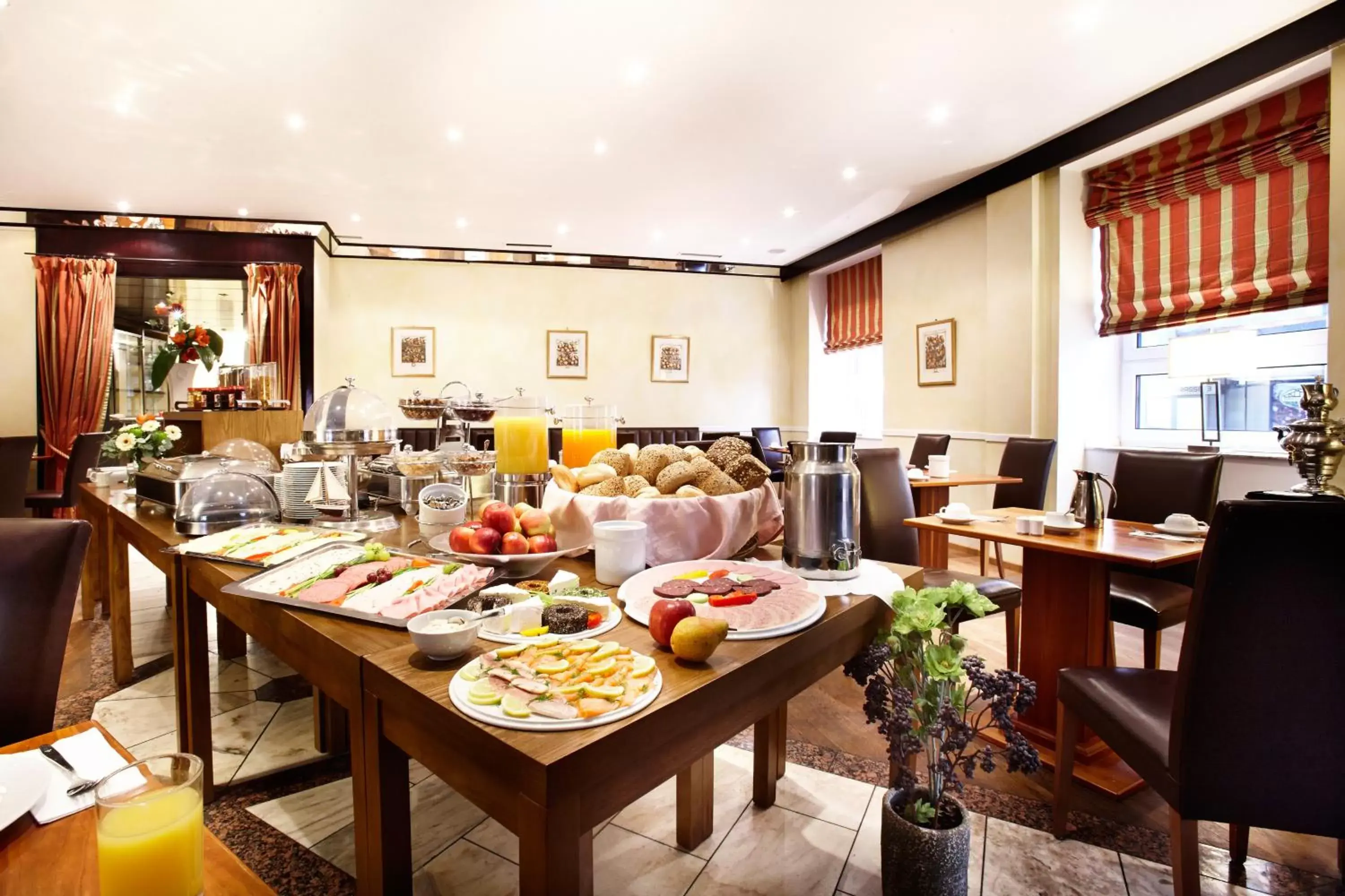 Buffet breakfast, Restaurant/Places to Eat in Hotel Düsseldorf City by Tulip Inn