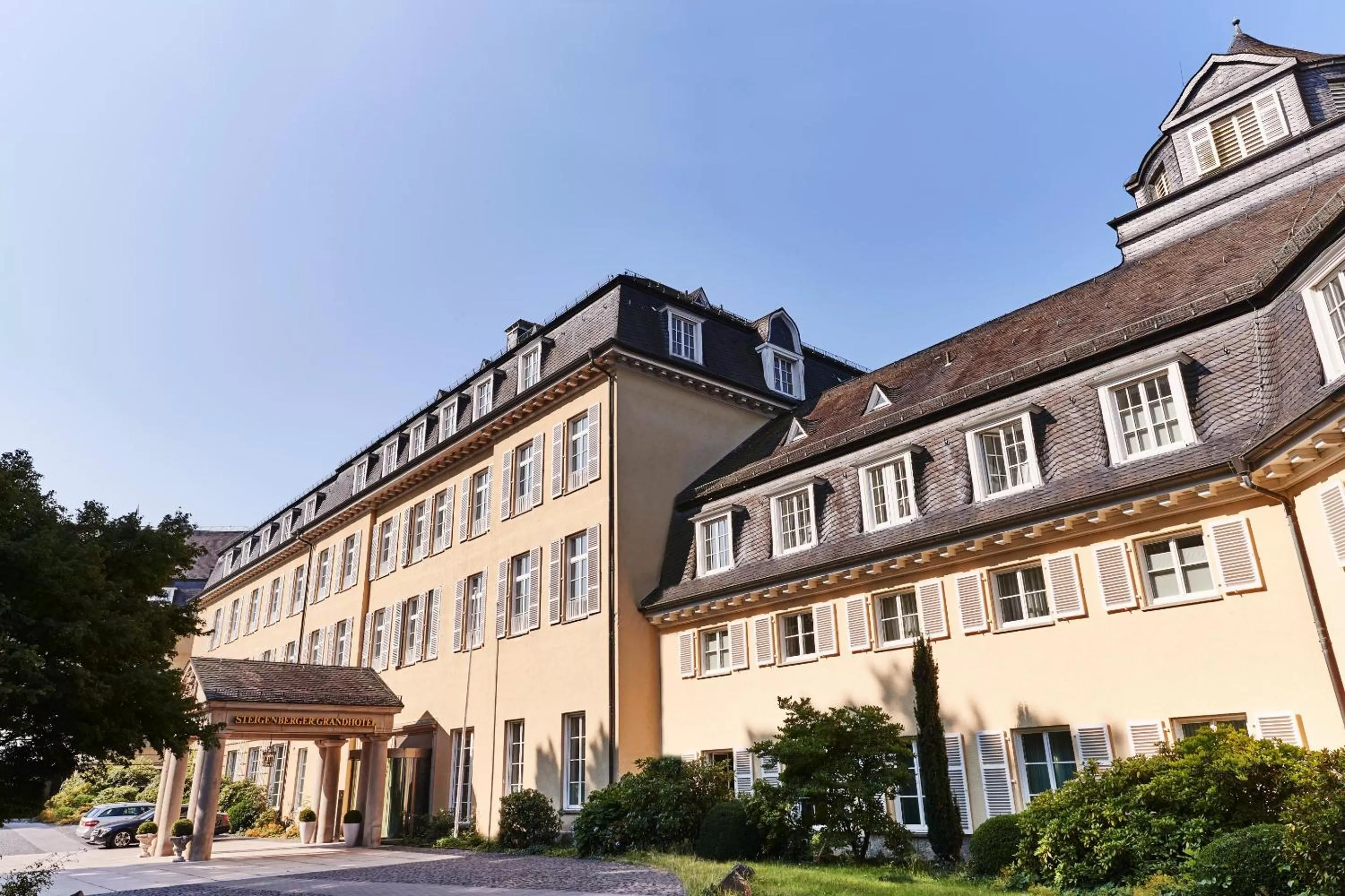 Facade/entrance in Steigenberger ICON Grandhotel & Spa Petersberg