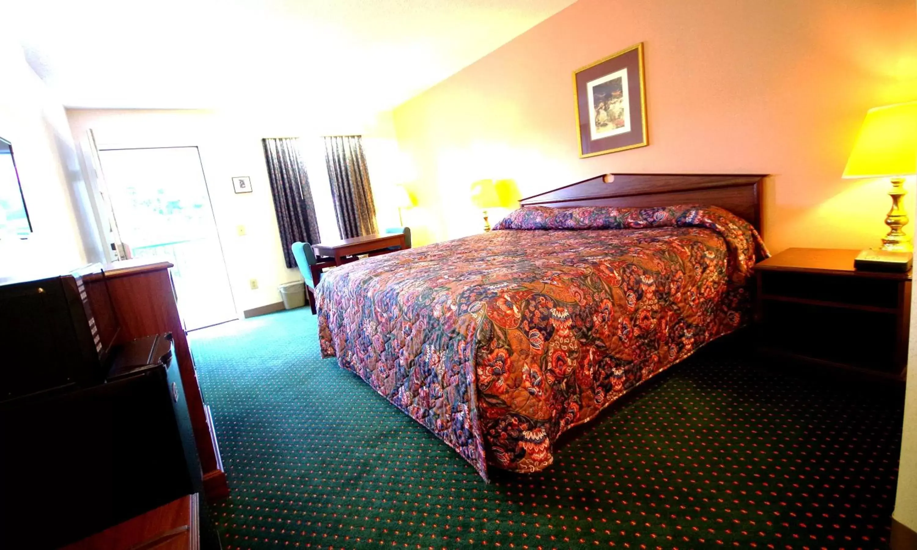 View (from property/room), Bed in American Motel - Lenoir