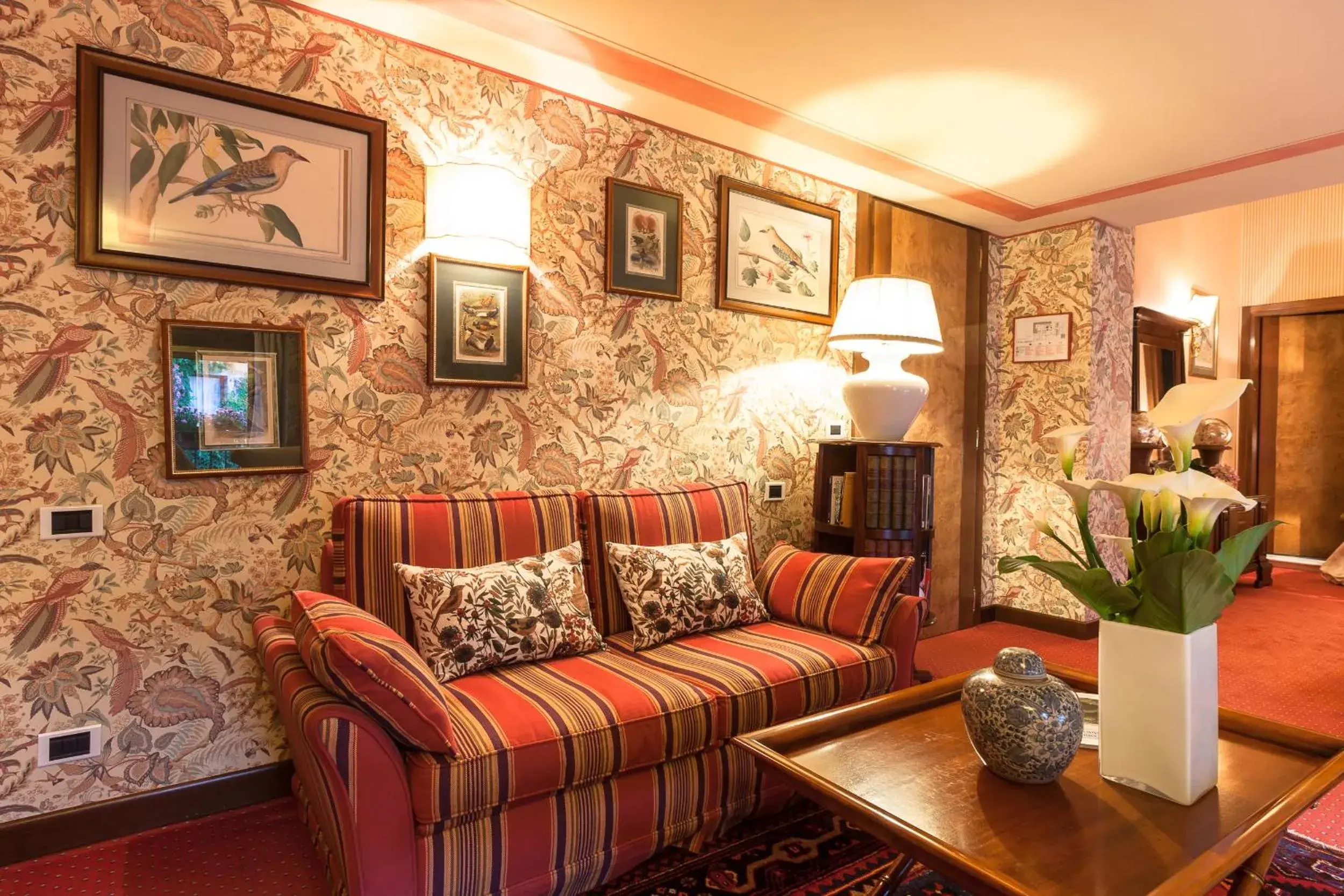 Photo of the whole room, Seating Area in Villa Abbazia Relais & Chateaux