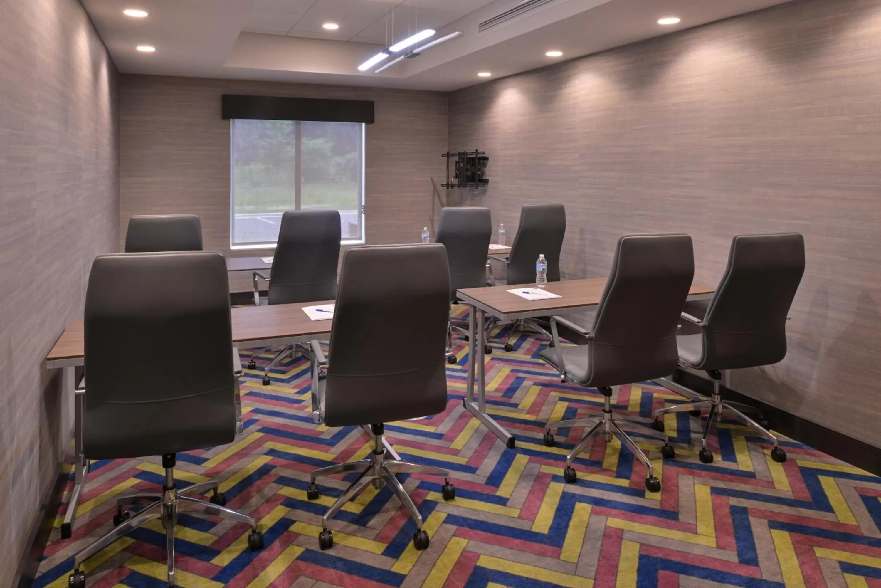 Meeting/conference room in Holiday Inn Express and Suites Bryant - Benton Area, an IHG Hotel