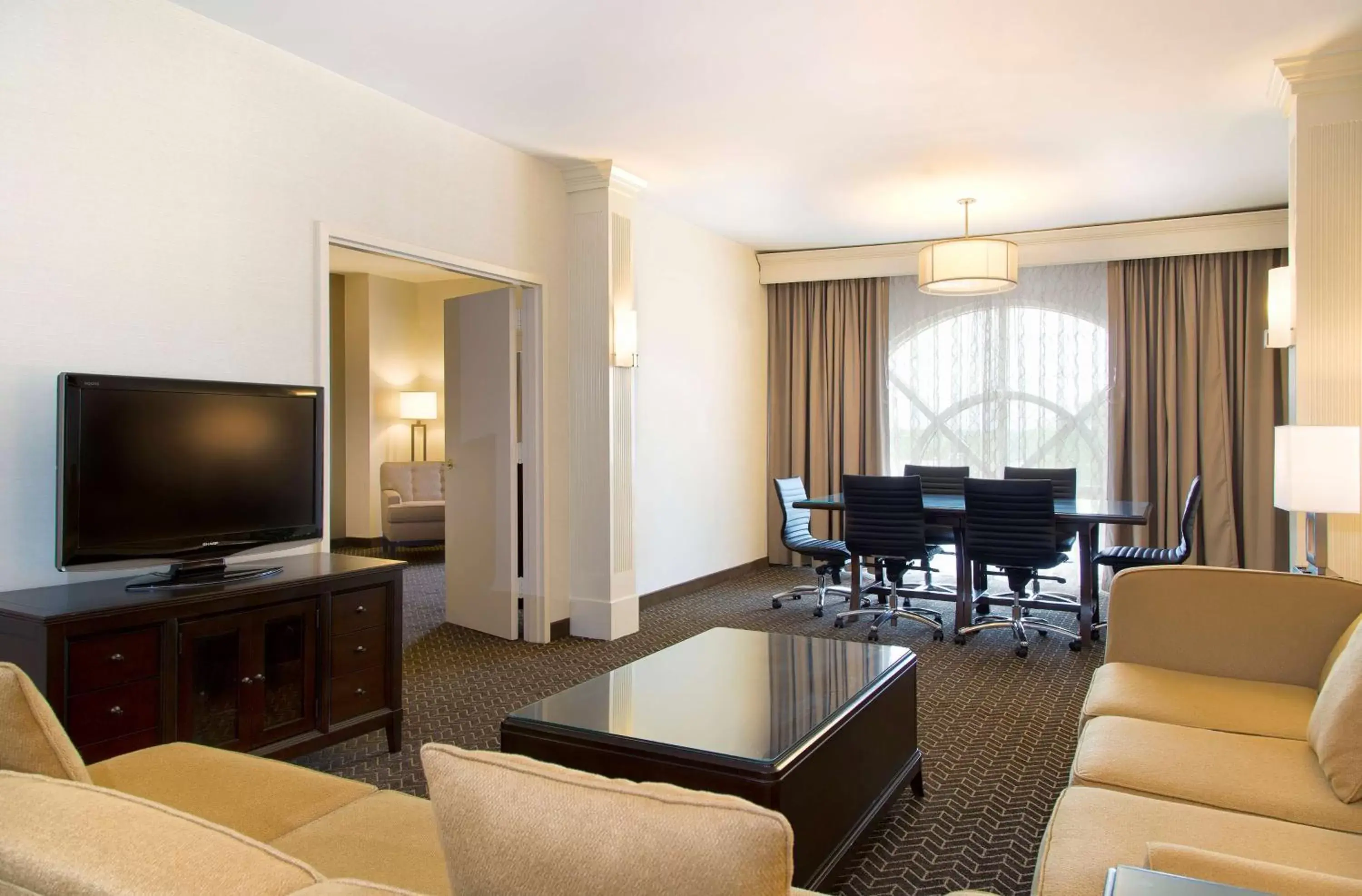 Living room, TV/Entertainment Center in DoubleTree Suites by Hilton Lexington