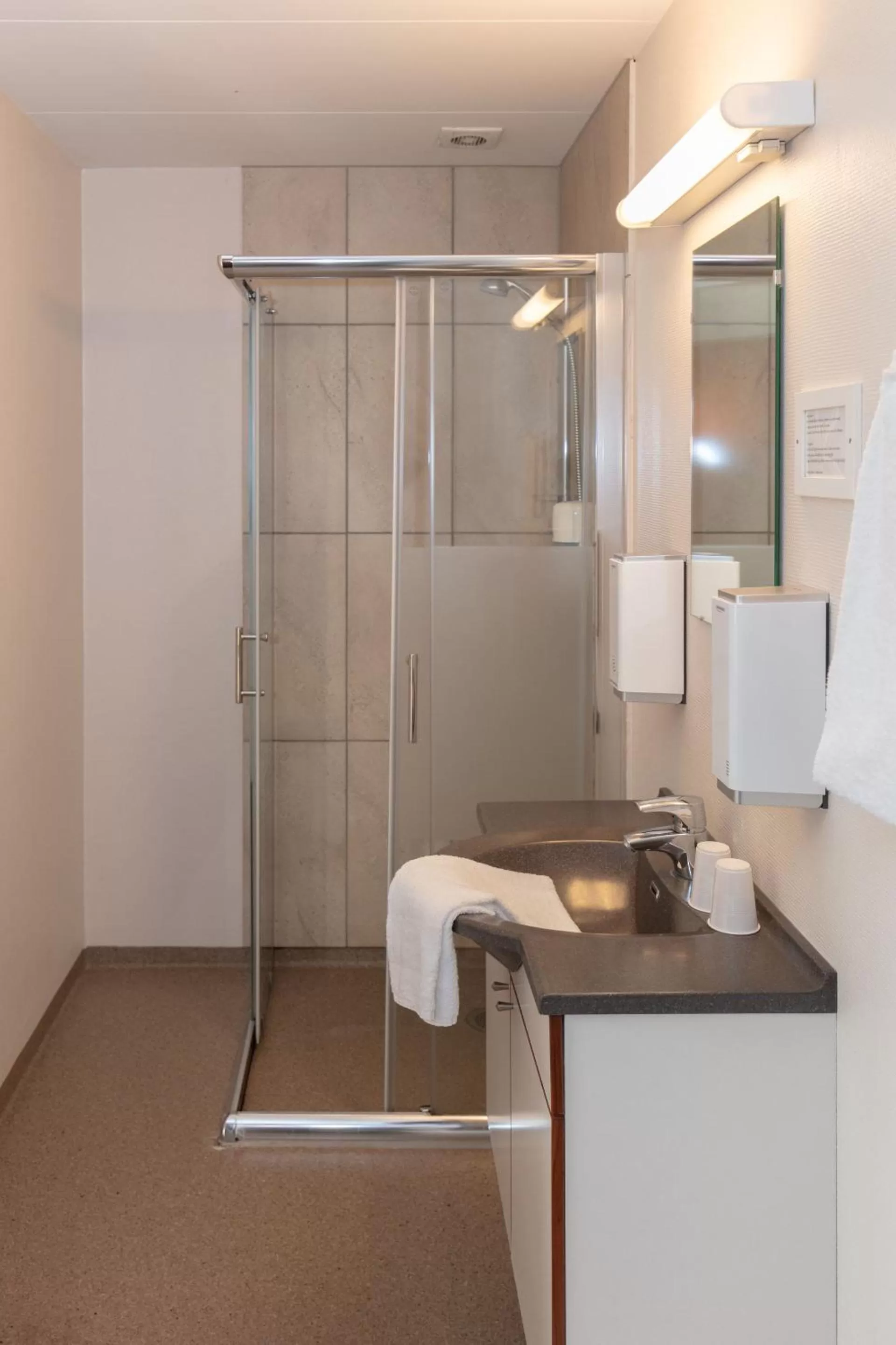 Bathroom in Foldens Hotel