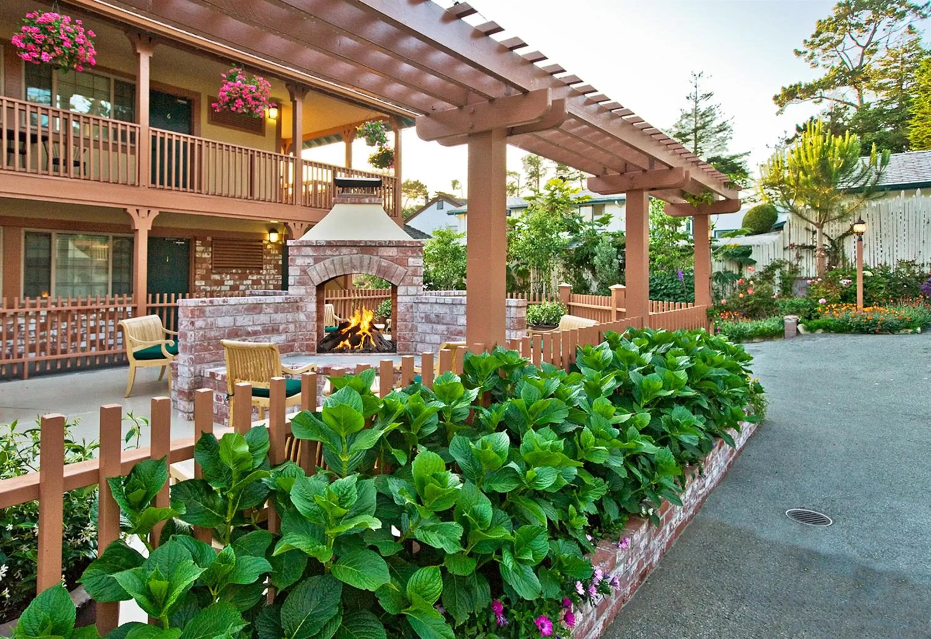 Facade/entrance in Candle Light Inn