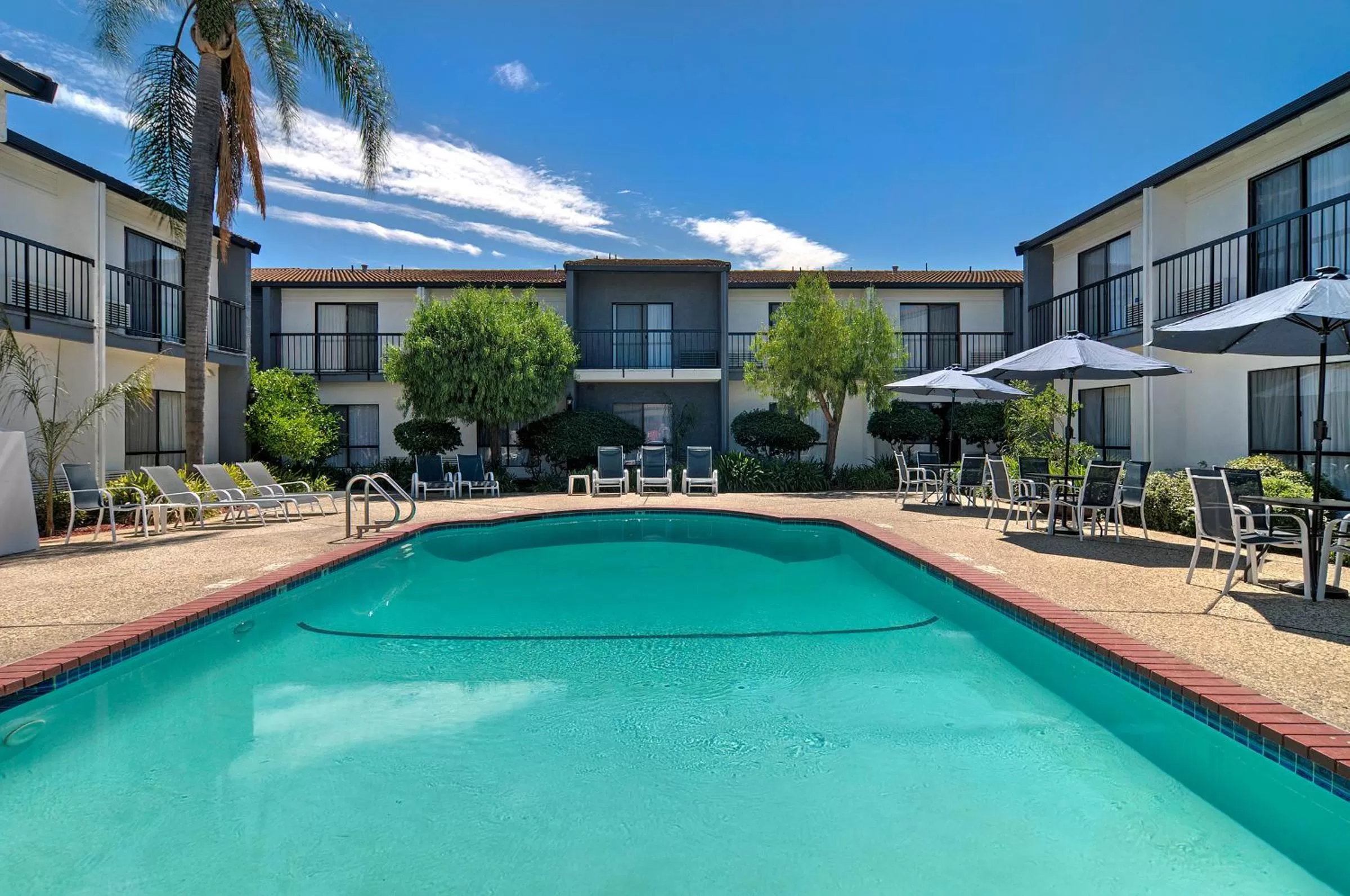 Swimming pool in Quality Inn & Suites South San Jose - Morgan Hill