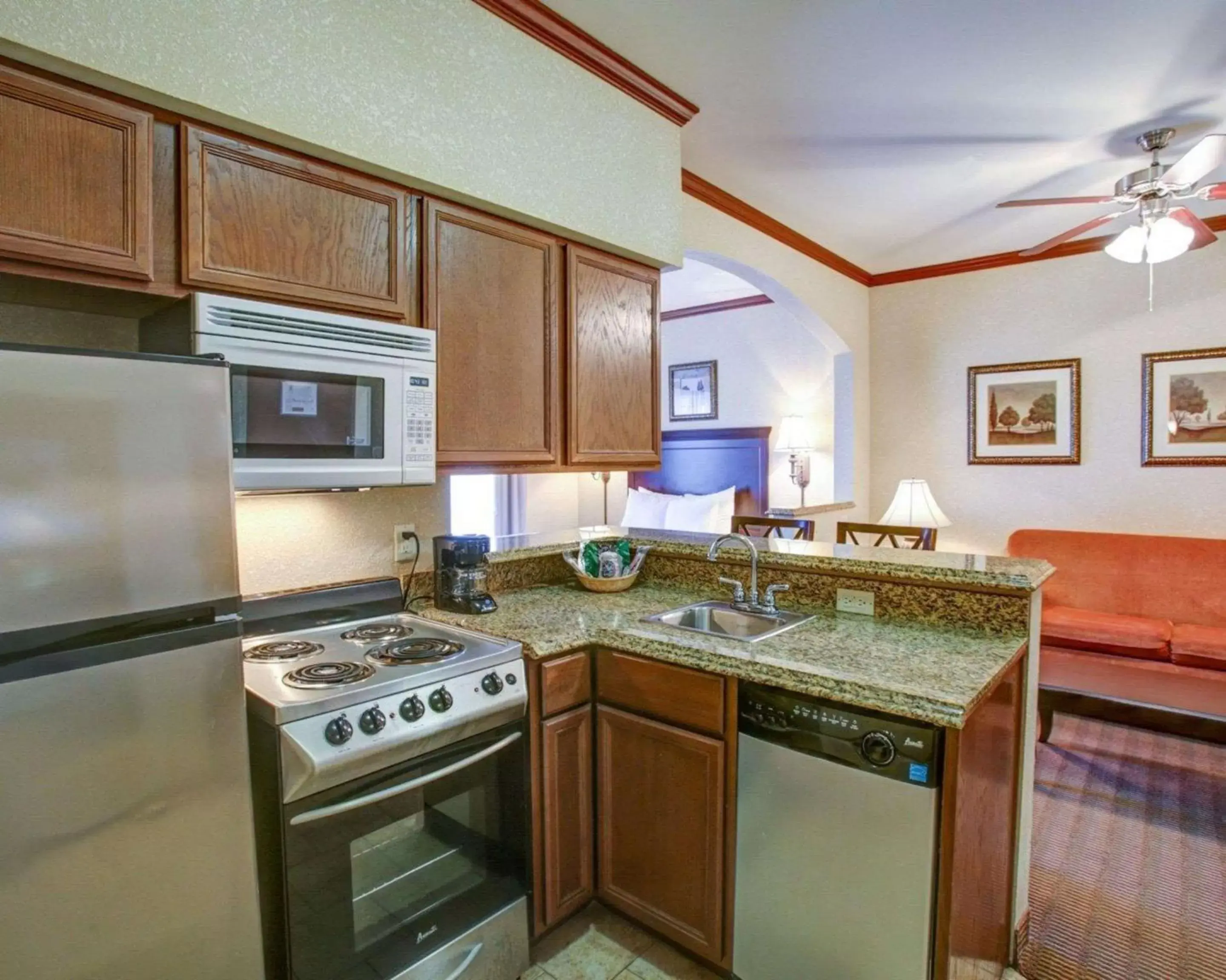 Photo of the whole room, Kitchen/Kitchenette in Comfort Suites University Drive