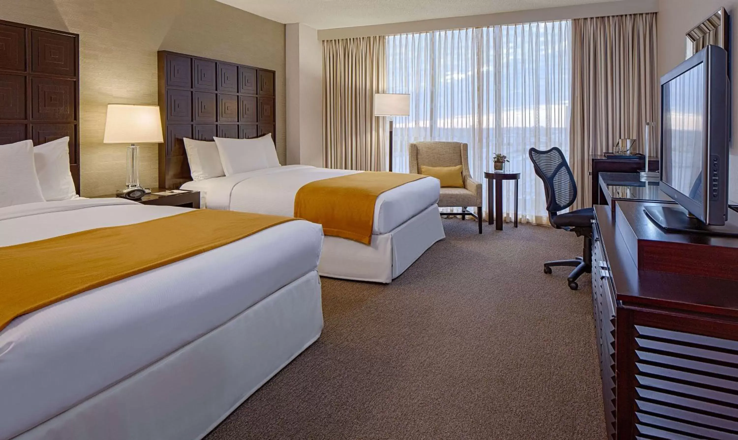Bed in DoubleTree by Hilton Hotel Houston Greenway Plaza