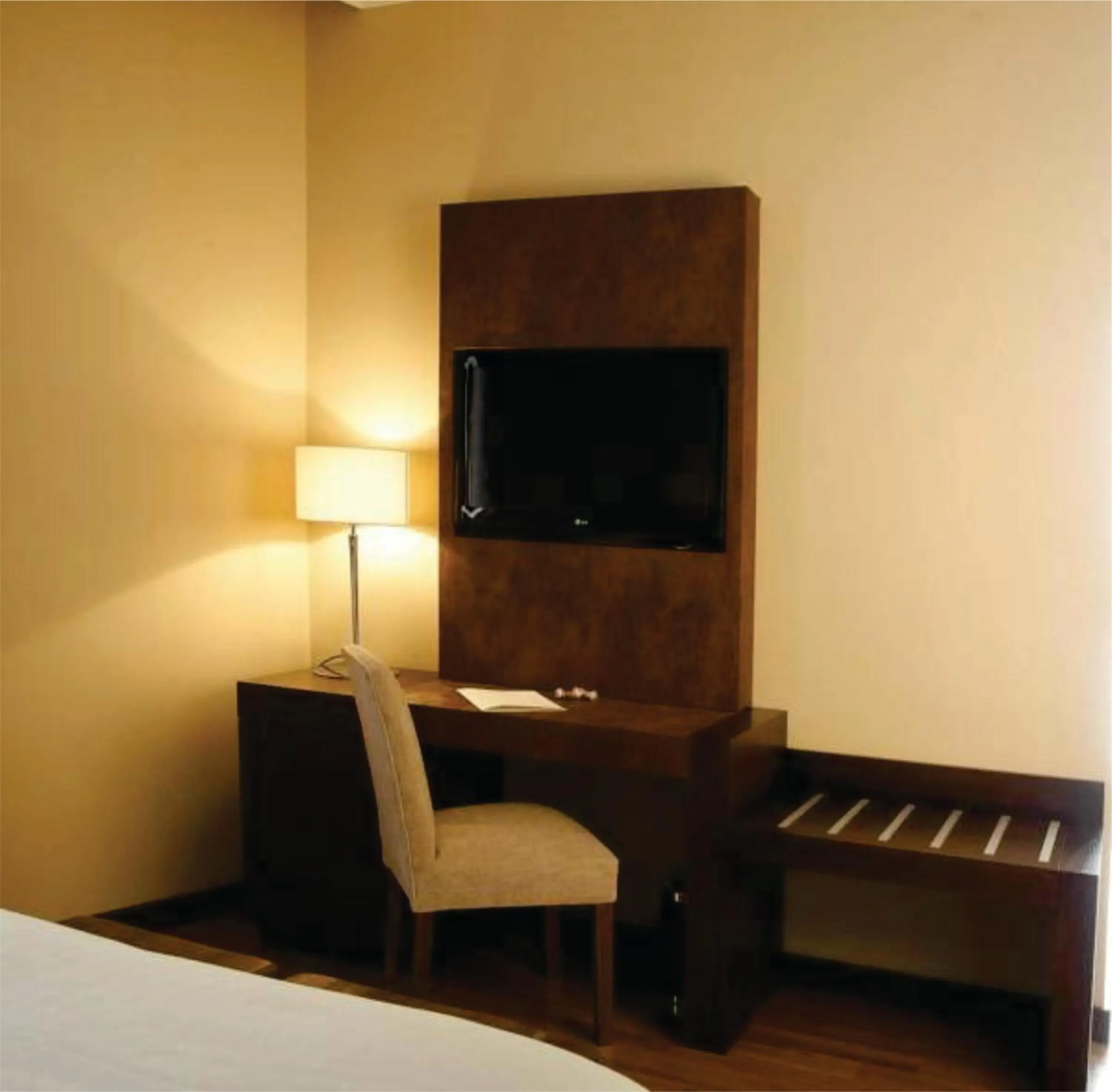 Bed, TV/Entertainment Center in Hotel Villa de Aranda