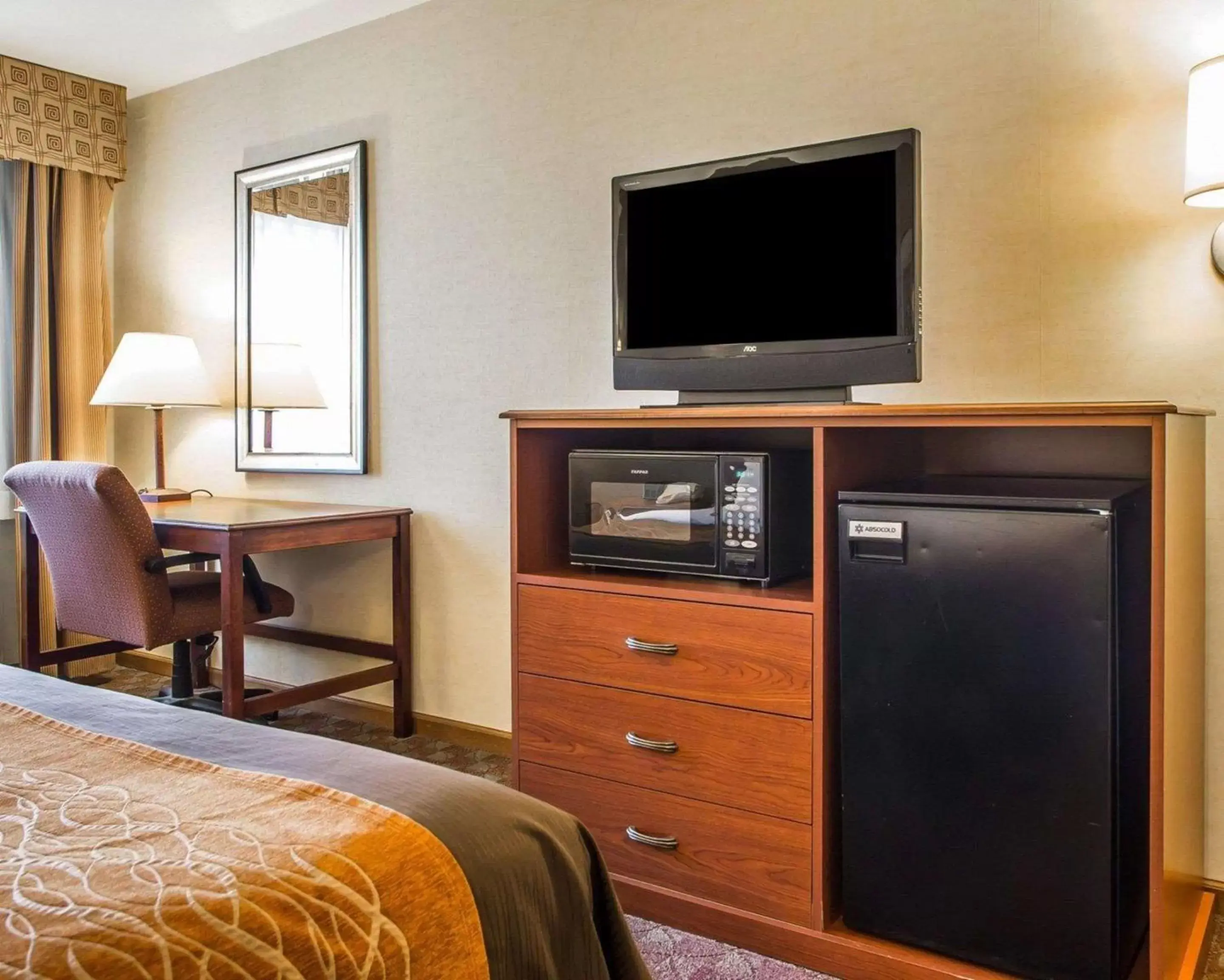 Photo of the whole room, TV/Entertainment Center in Comfort Inn Van Wert