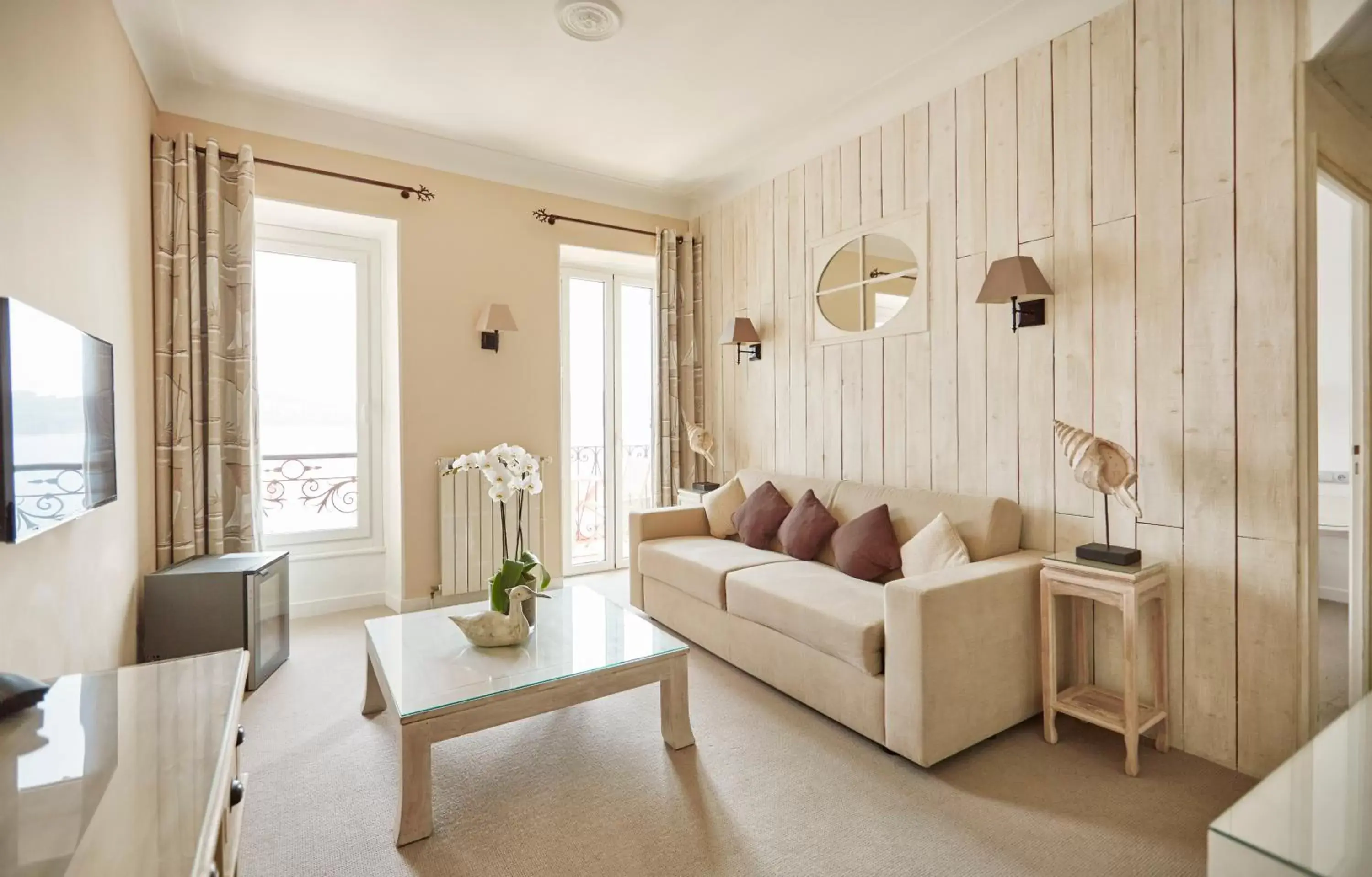 Living room, Seating Area in Welcome Hotel