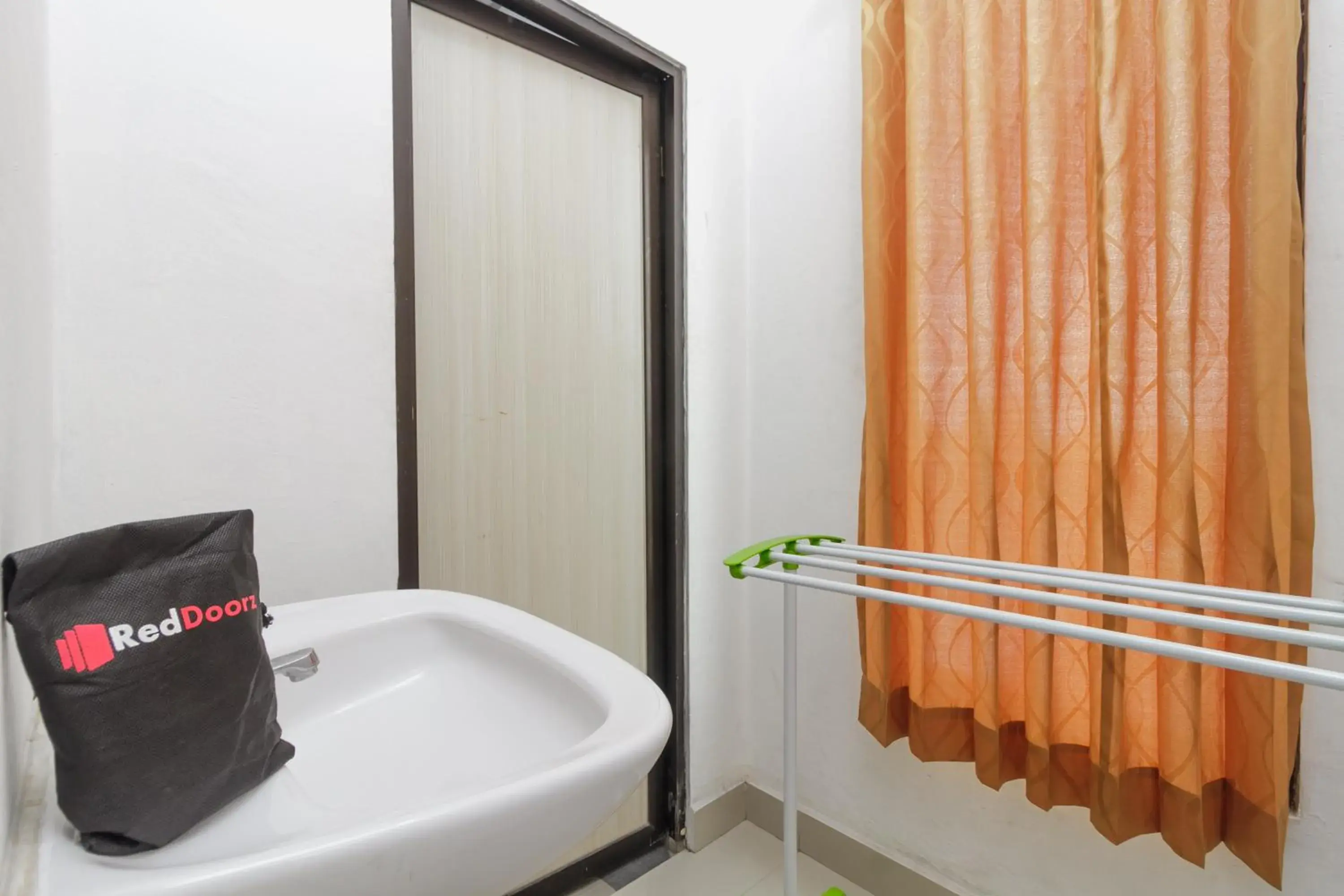 Bedroom, Bathroom in RedDoorz Syariah near RSU Suaka Insan