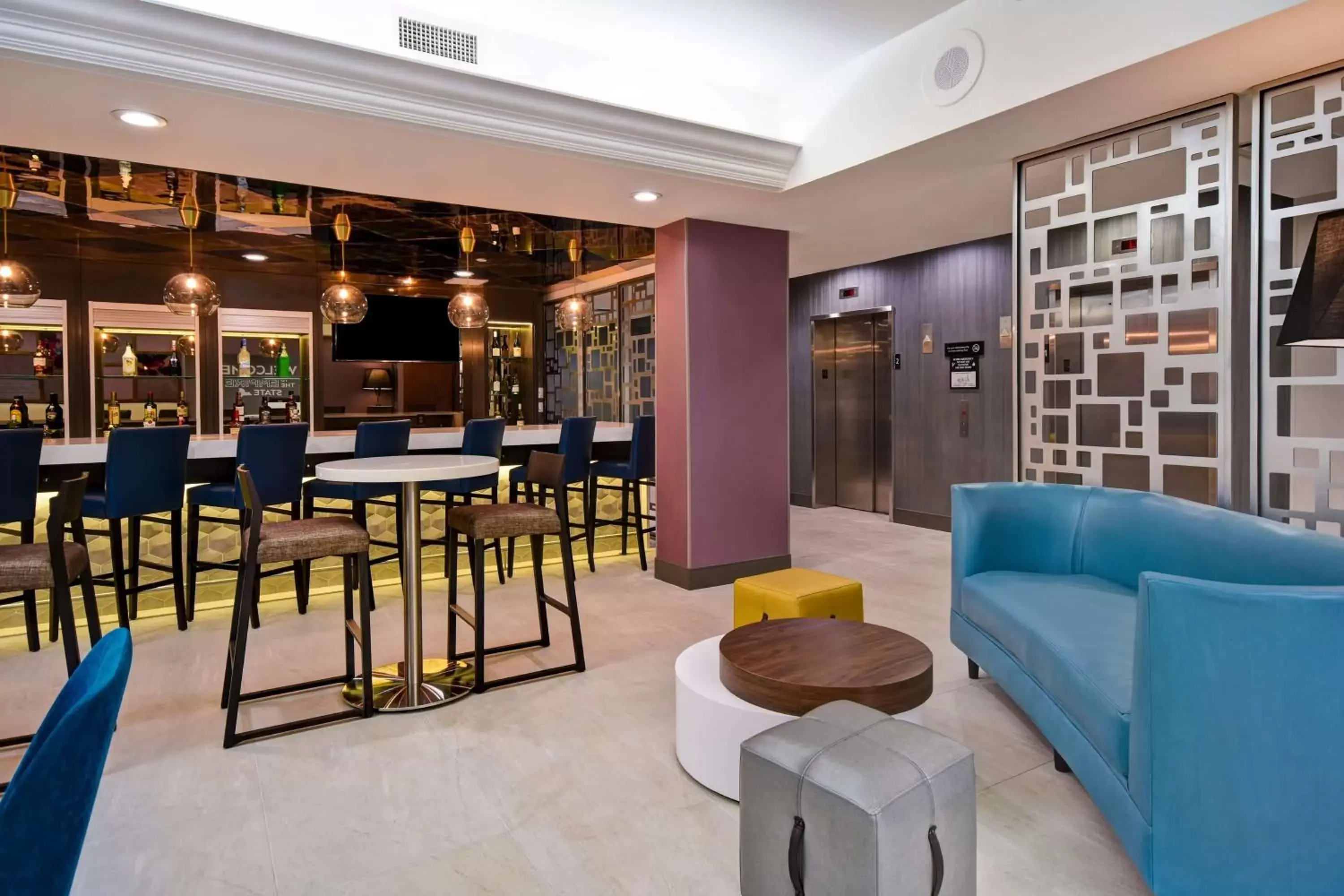 Dining area, Lounge/Bar in Hampton Inn NY-JFK