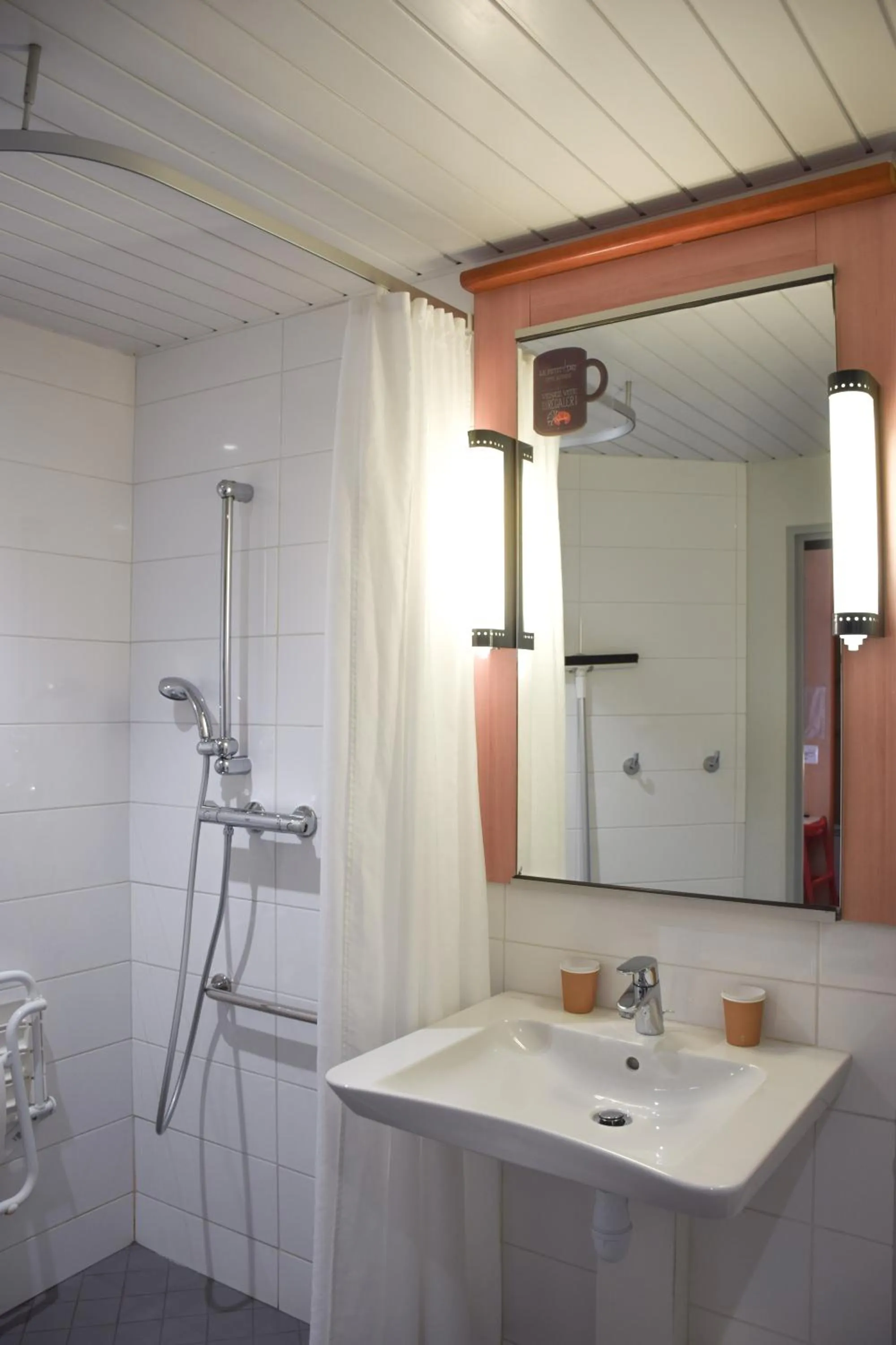 Shower in ibis Rodez Centre