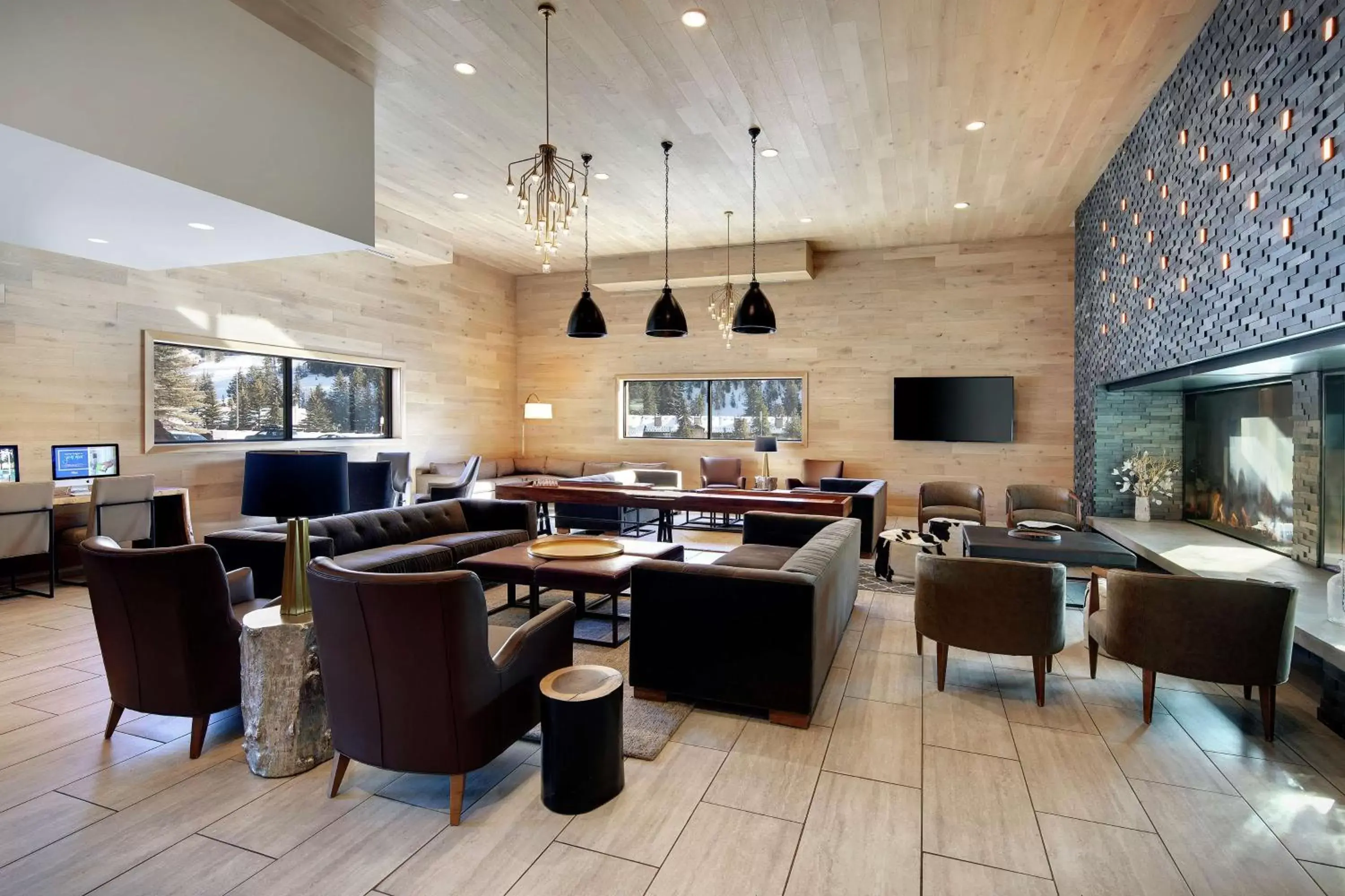 Lobby or reception, Lounge/Bar in Highline Vail - a DoubleTree by Hilton