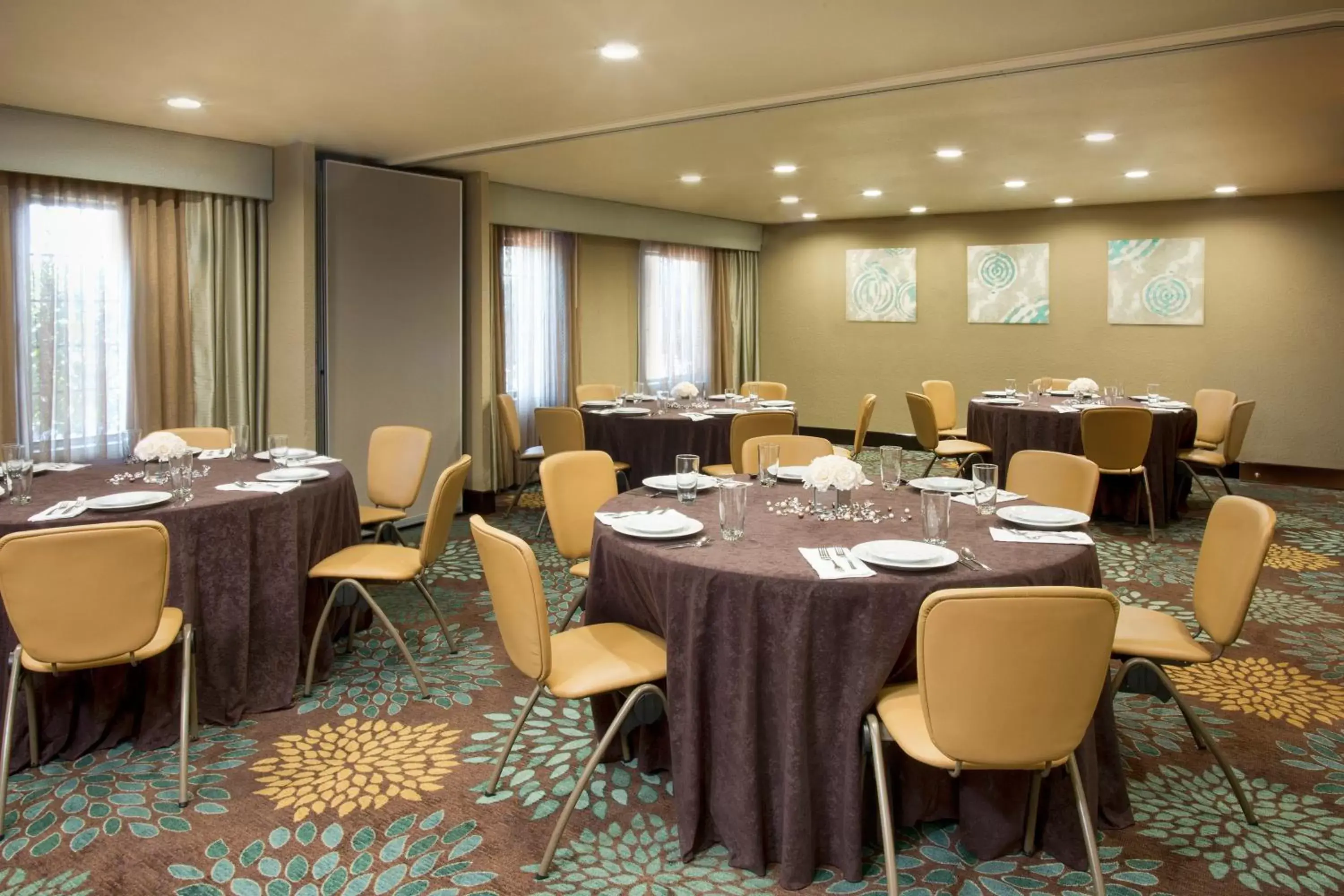 Meeting/conference room, Restaurant/Places to Eat in Staybridge Suites Myrtle Beach-Fantasy Harbour, an IHG Hotel