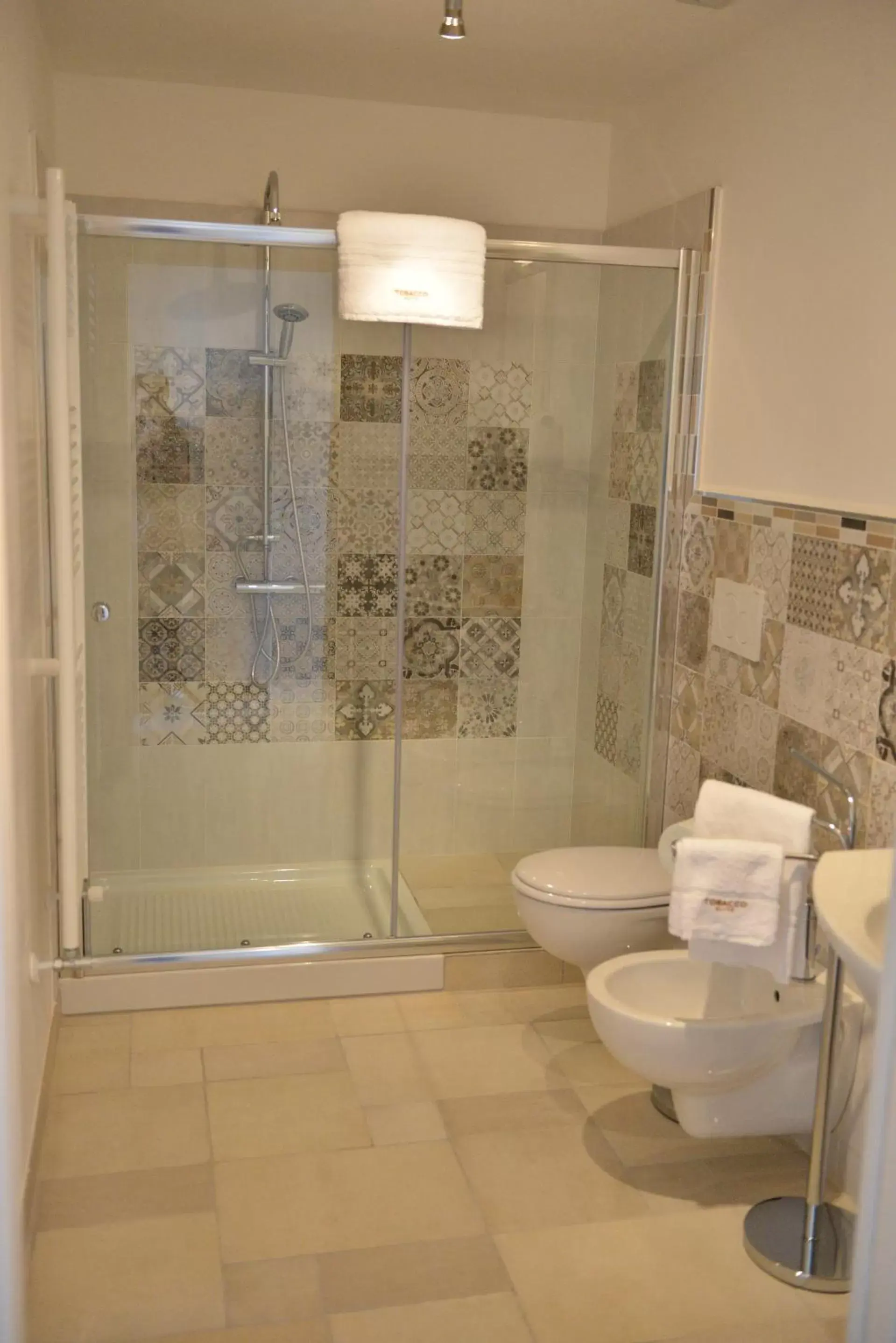 Shower, Bathroom in Tobacco Suite