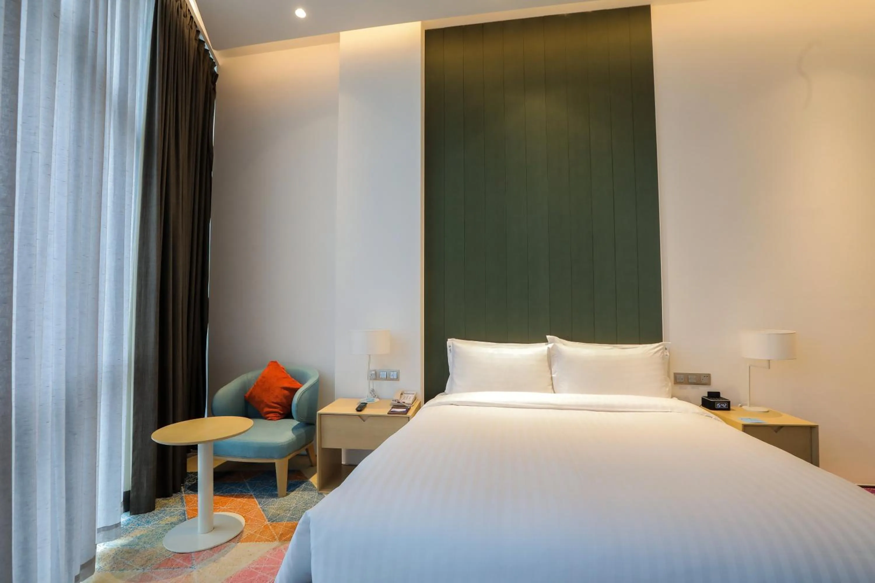 Photo of the whole room, Bed in Holiday Inn Express Shanghai Songjiang Fangta by IHG