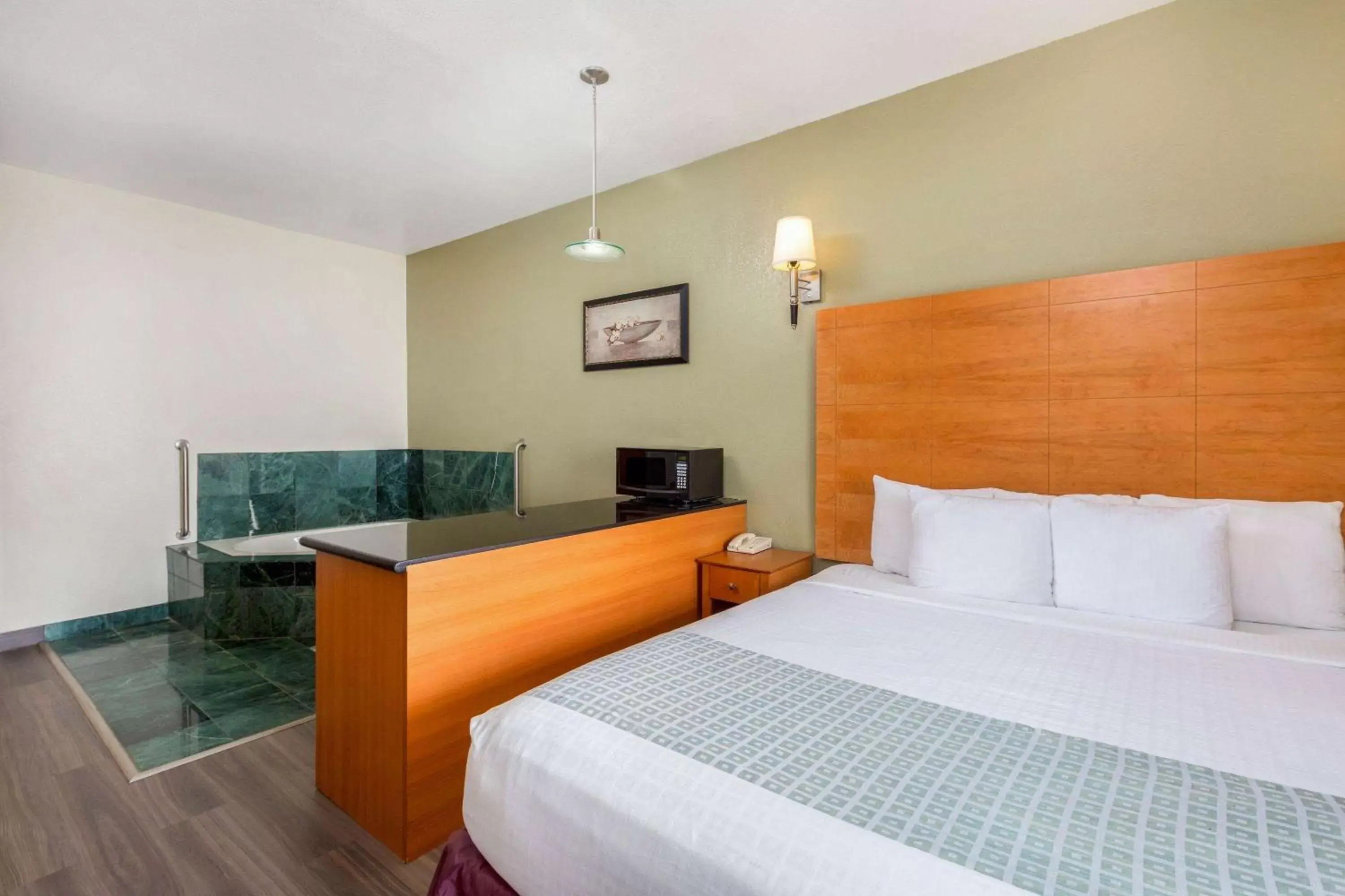 Bed in La Quinta Inn & Suites by Wyndham Tulare