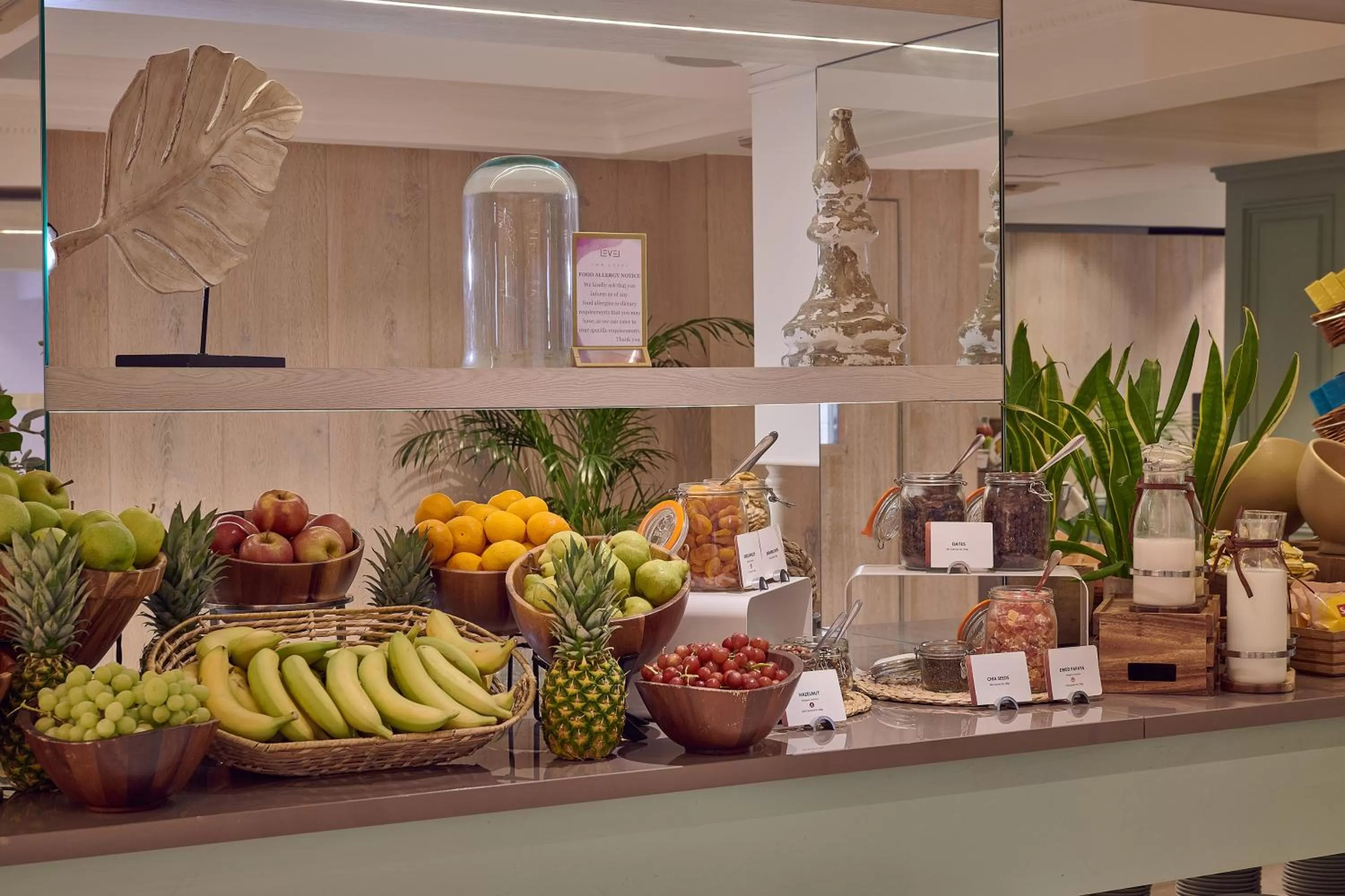 Food and drinks in Melia White House Hotel