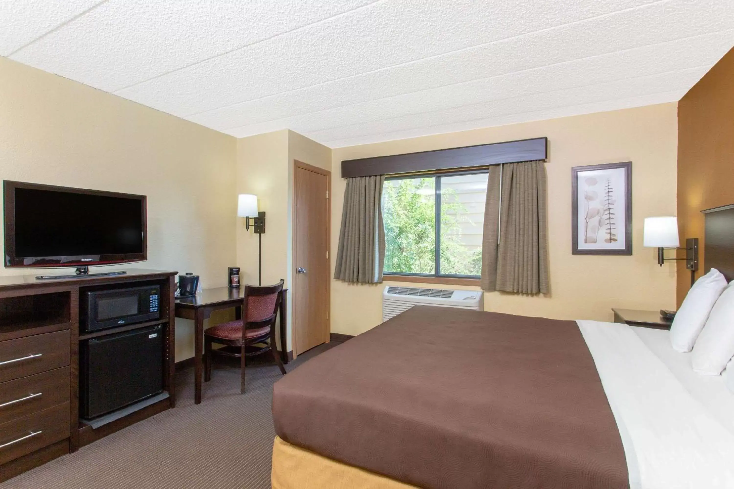 Photo of the whole room, Bed in AmericInn by Wyndham West Bend