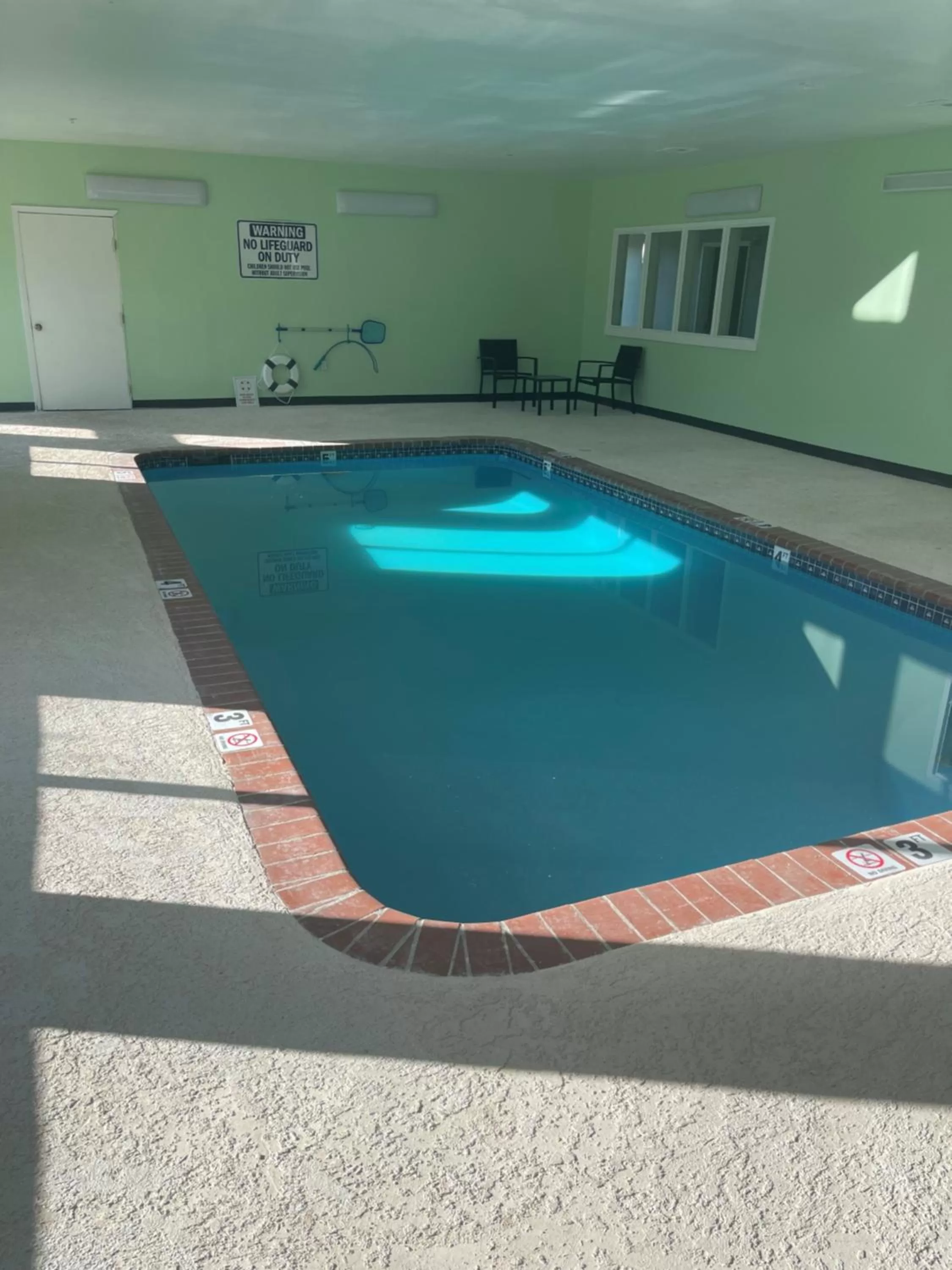 Swimming pool in Quality Suites Abilene Mall Area