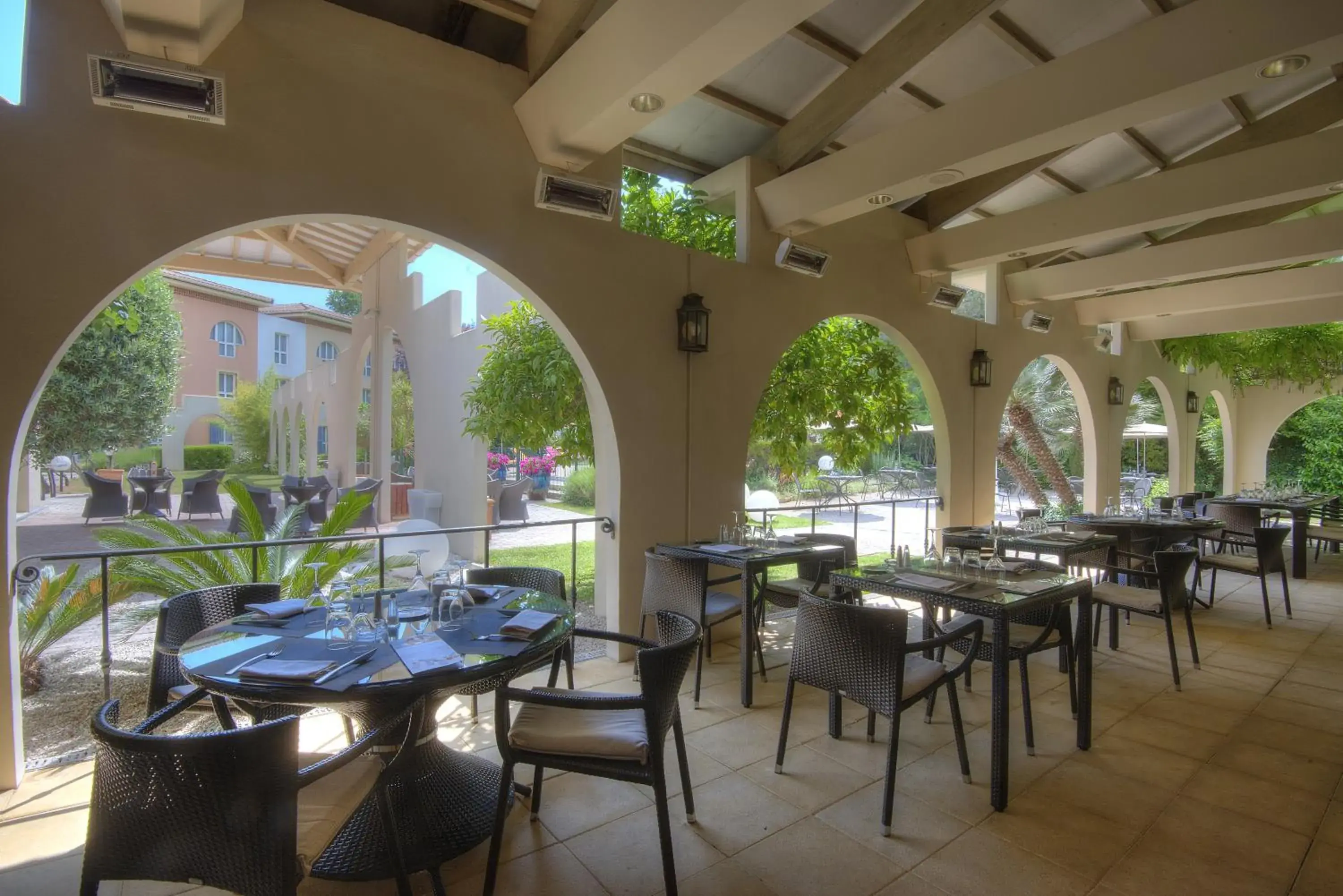 Patio, Restaurant/Places to Eat in Mercure Antibes Sophia Antipolis