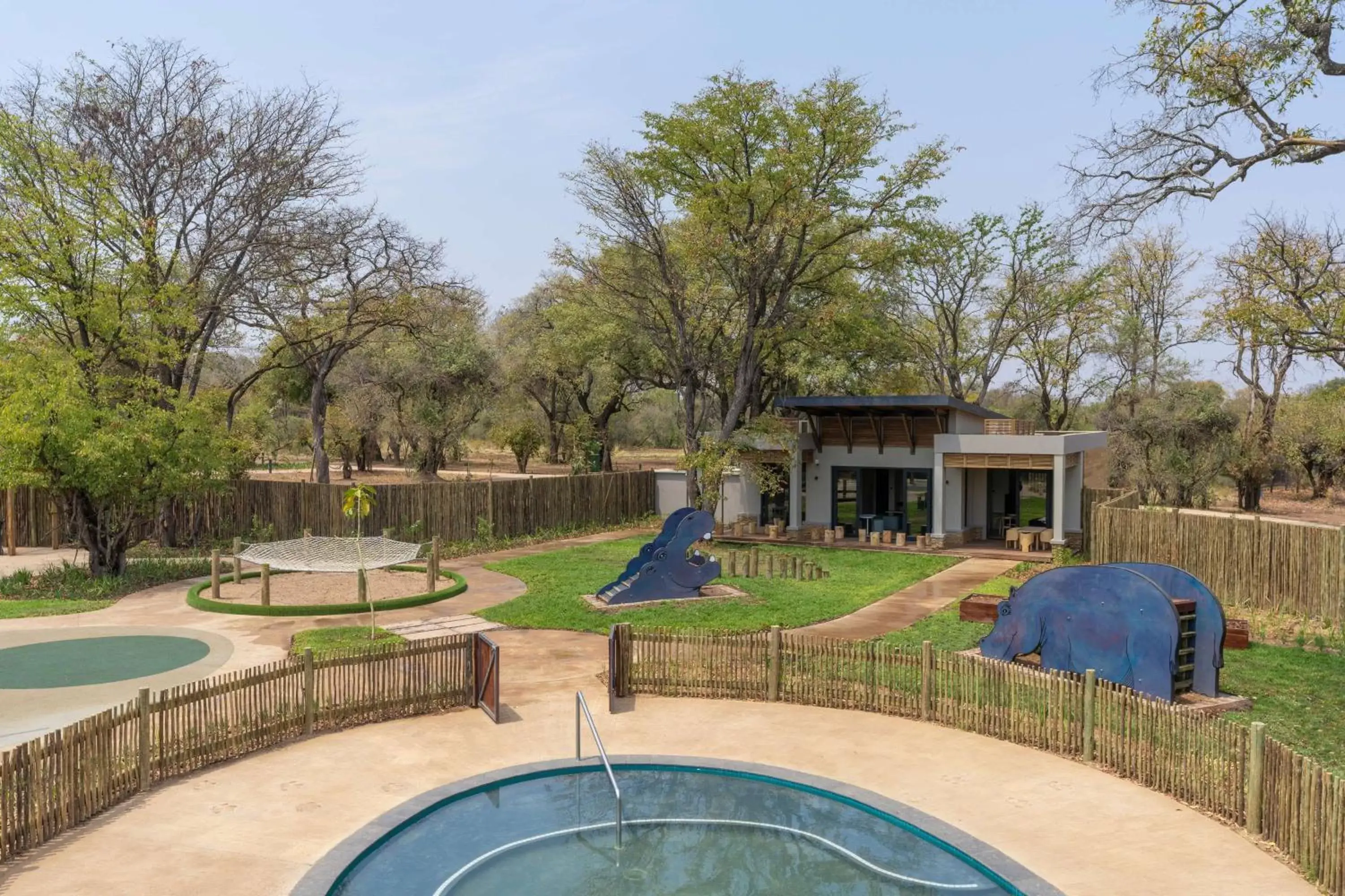 Lounge or bar, Pool View in Radisson Blu Mosi-oa-Tunya Livingstone Resort