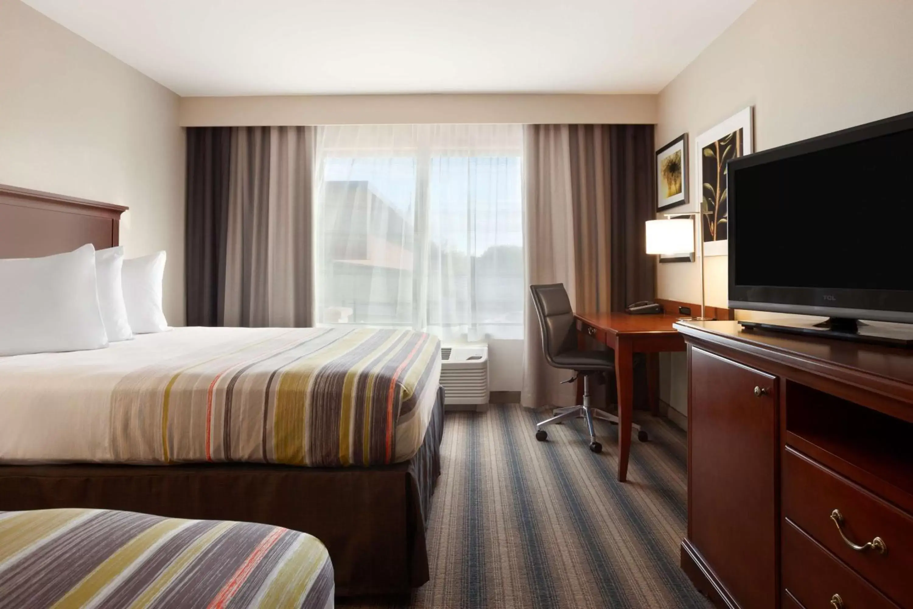 Photo of the whole room, Bed in Country Inn & Suites by Radisson, Roseville, MN