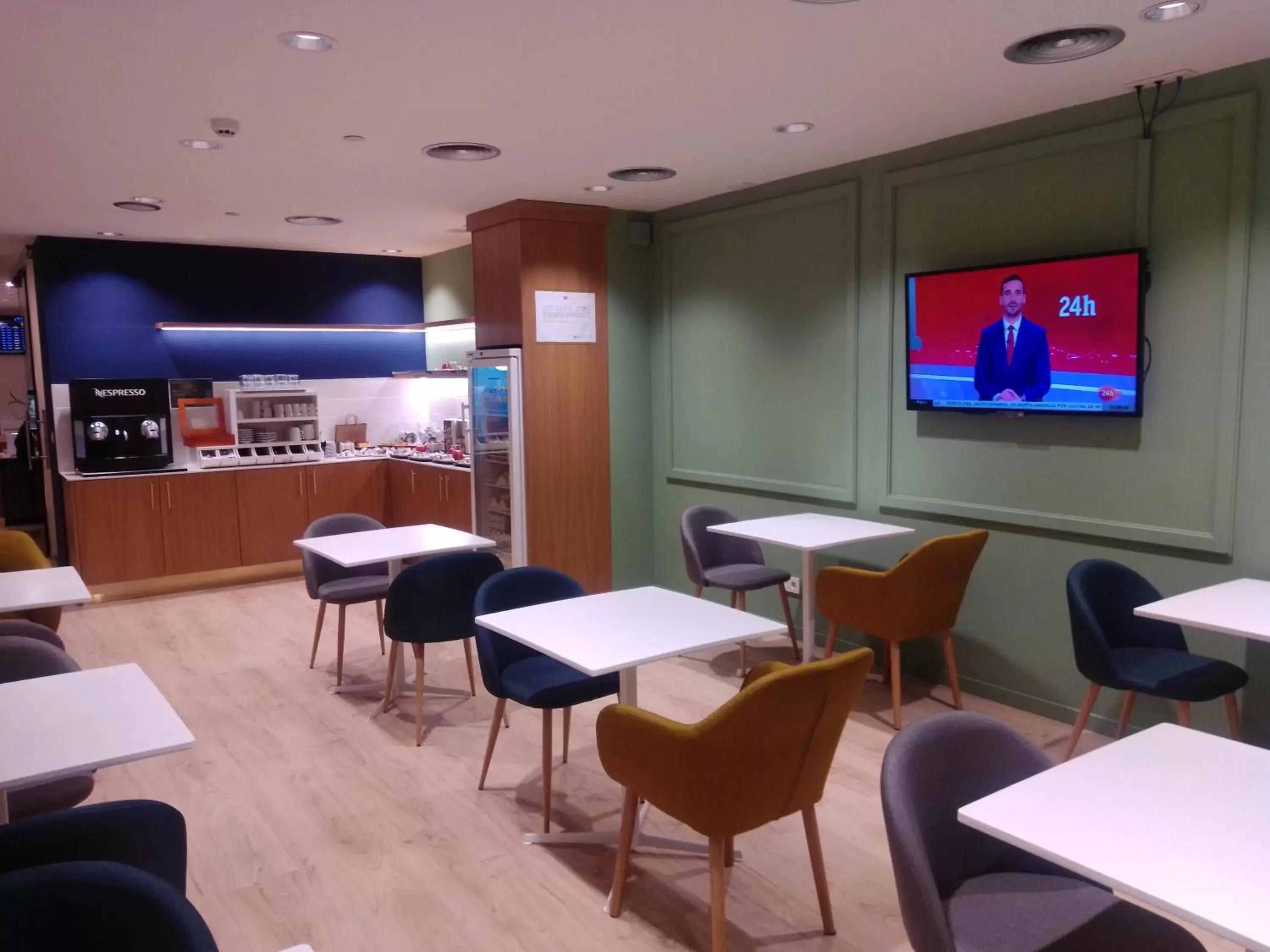 Communal lounge/ TV room, Lounge/Bar in HelloSky Air Rooms Madrid