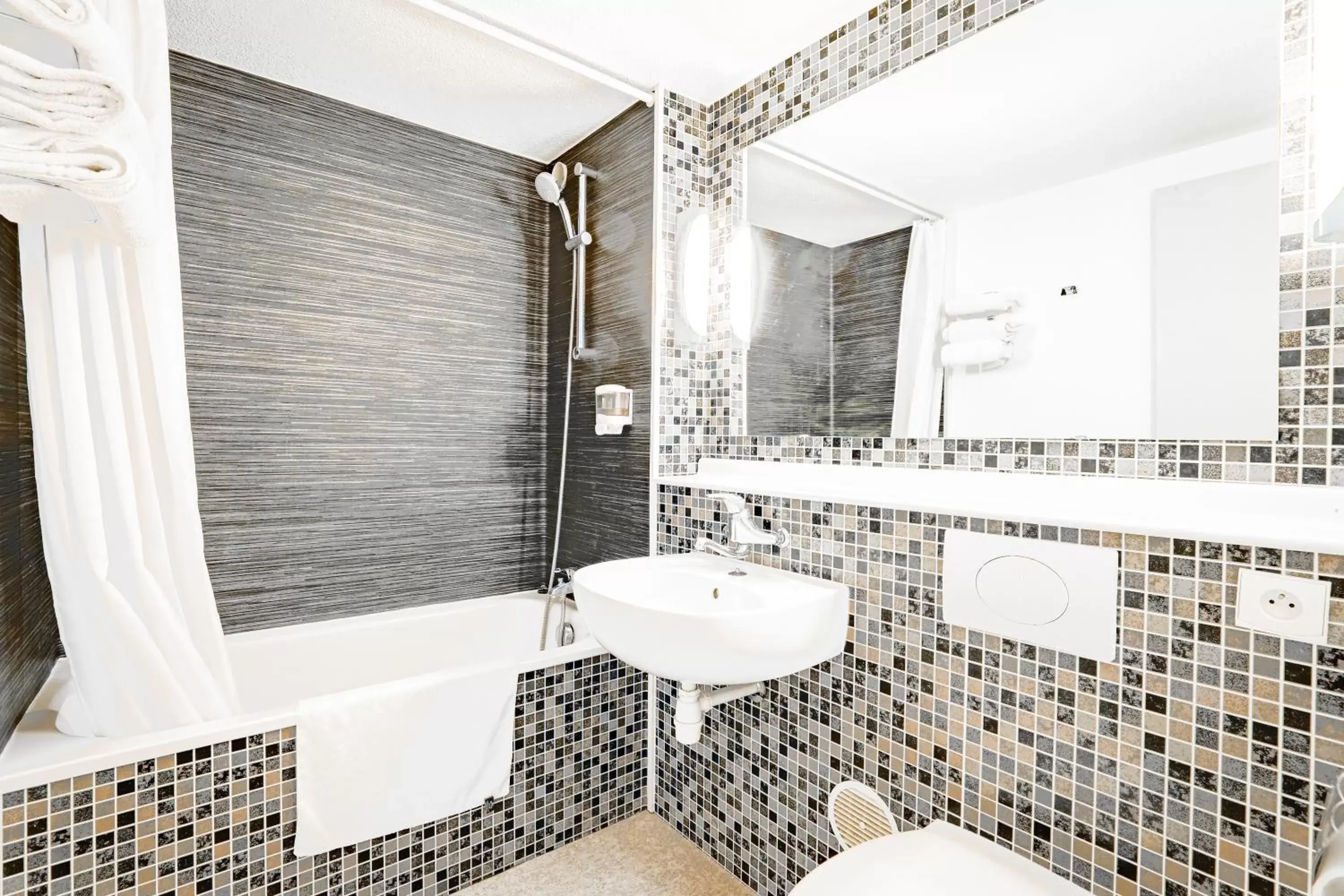 Bathroom in Hotel RBX - Roubaix Centre