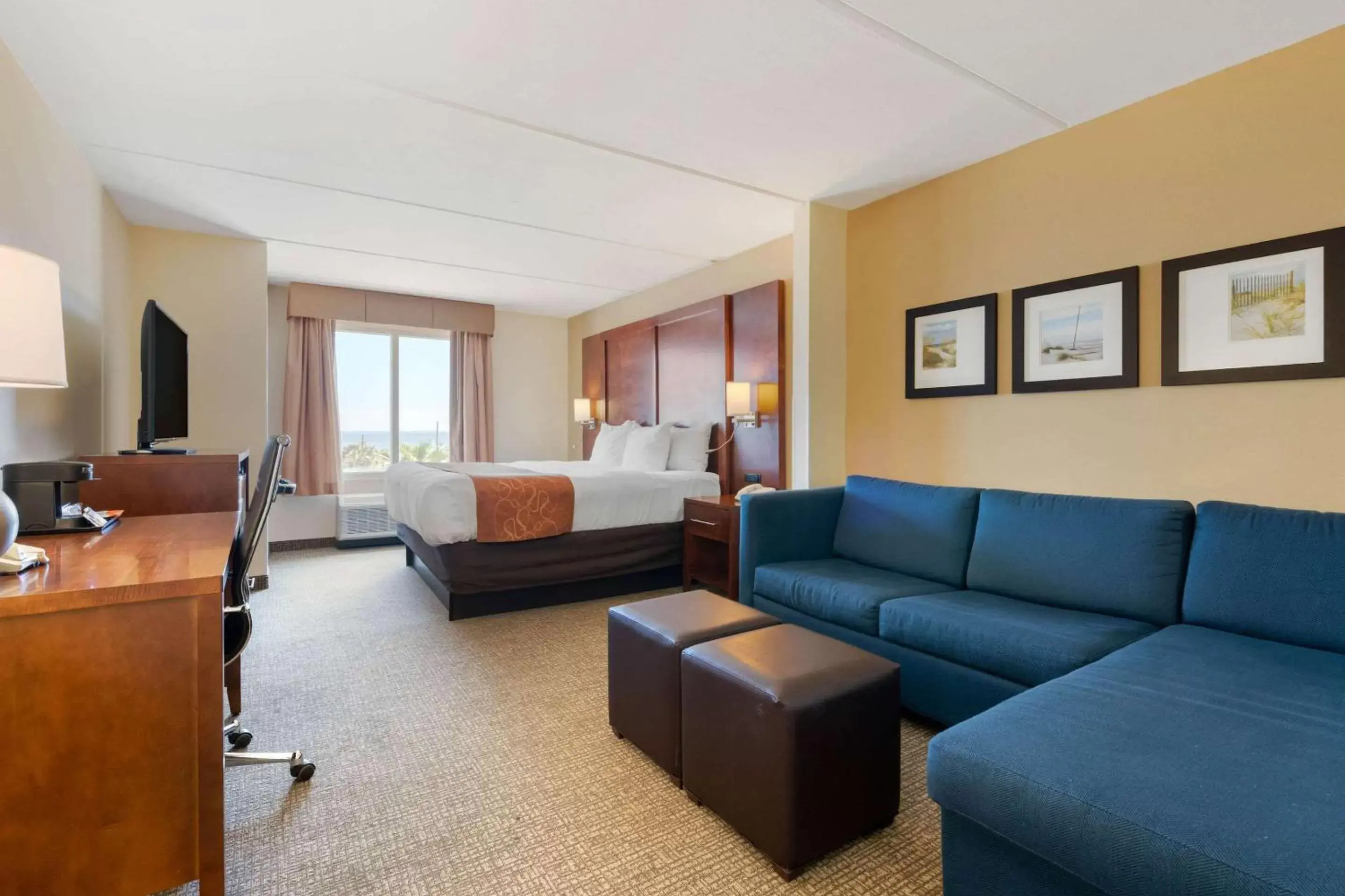 Photo of the whole room, Seating Area in Comfort Suites Fernandina Beach at Amelia Island