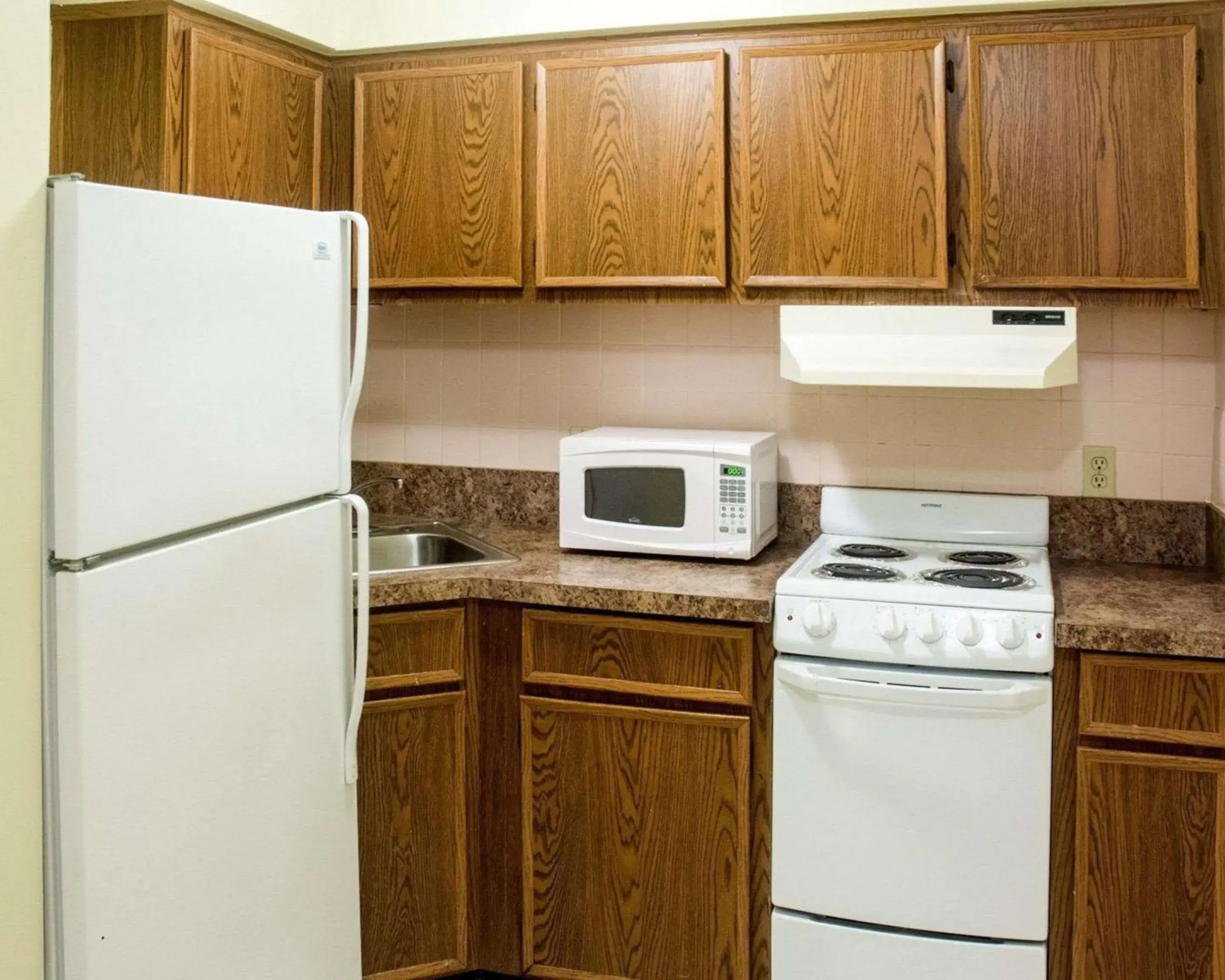 Photo of the whole room, Kitchen/Kitchenette in Econo Lodge Chesapeake Route 13 and I-464