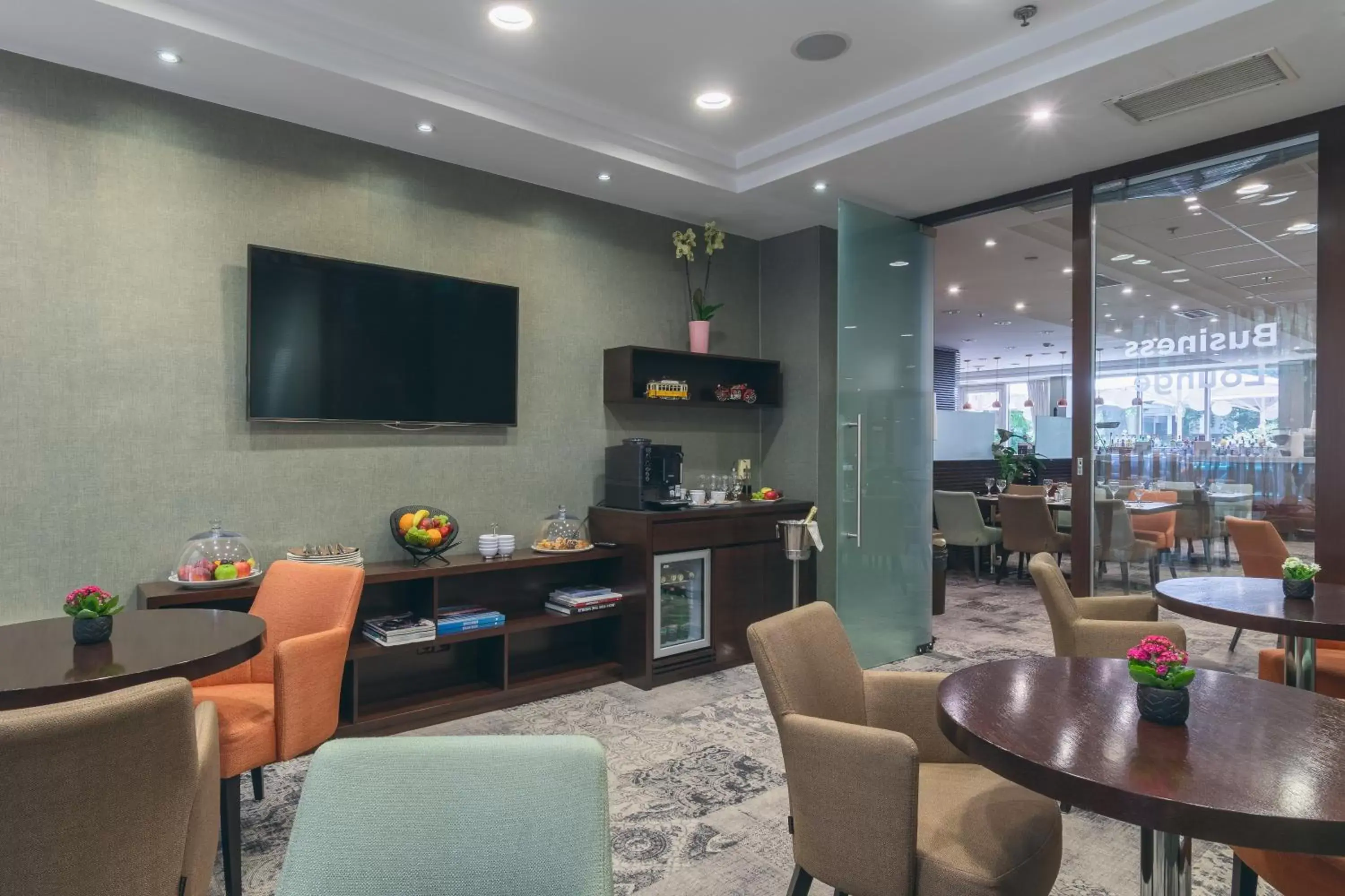 Lounge or bar, TV/Entertainment Center in Lion's Garden Hotel