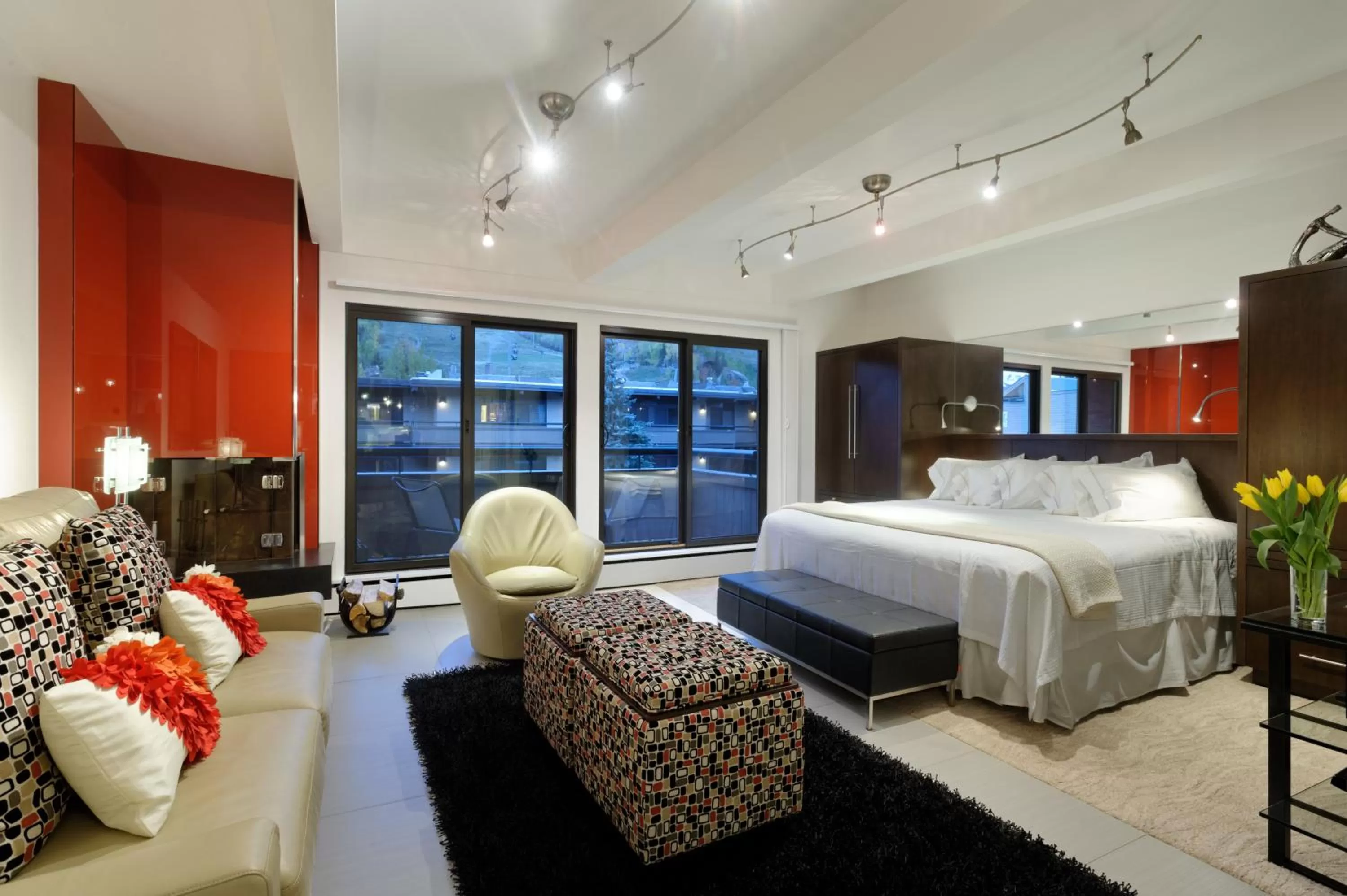 Balcony/Terrace, Bed in Aspen Square Condominium Hotel