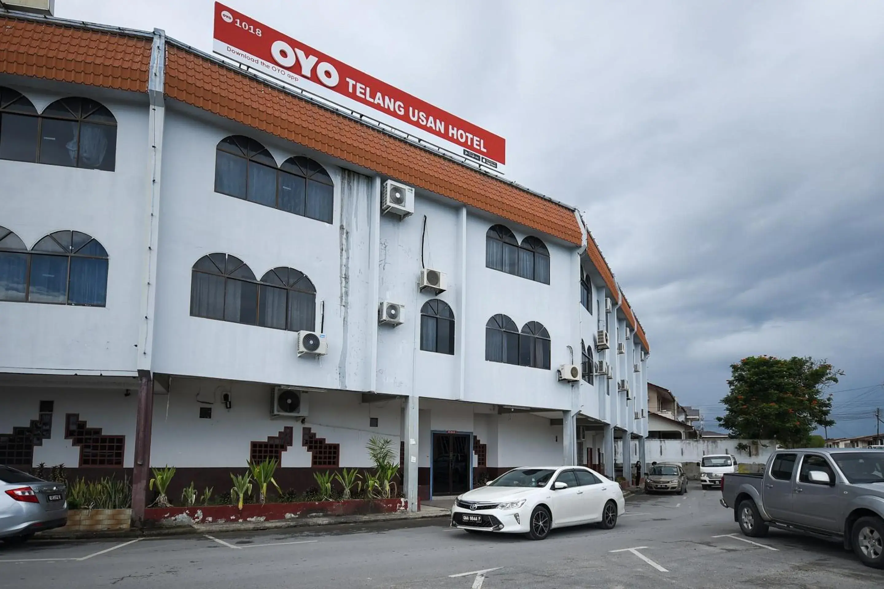 Facade/entrance, Property Building in Super OYO 1018 Telang Usan Hotel Miri