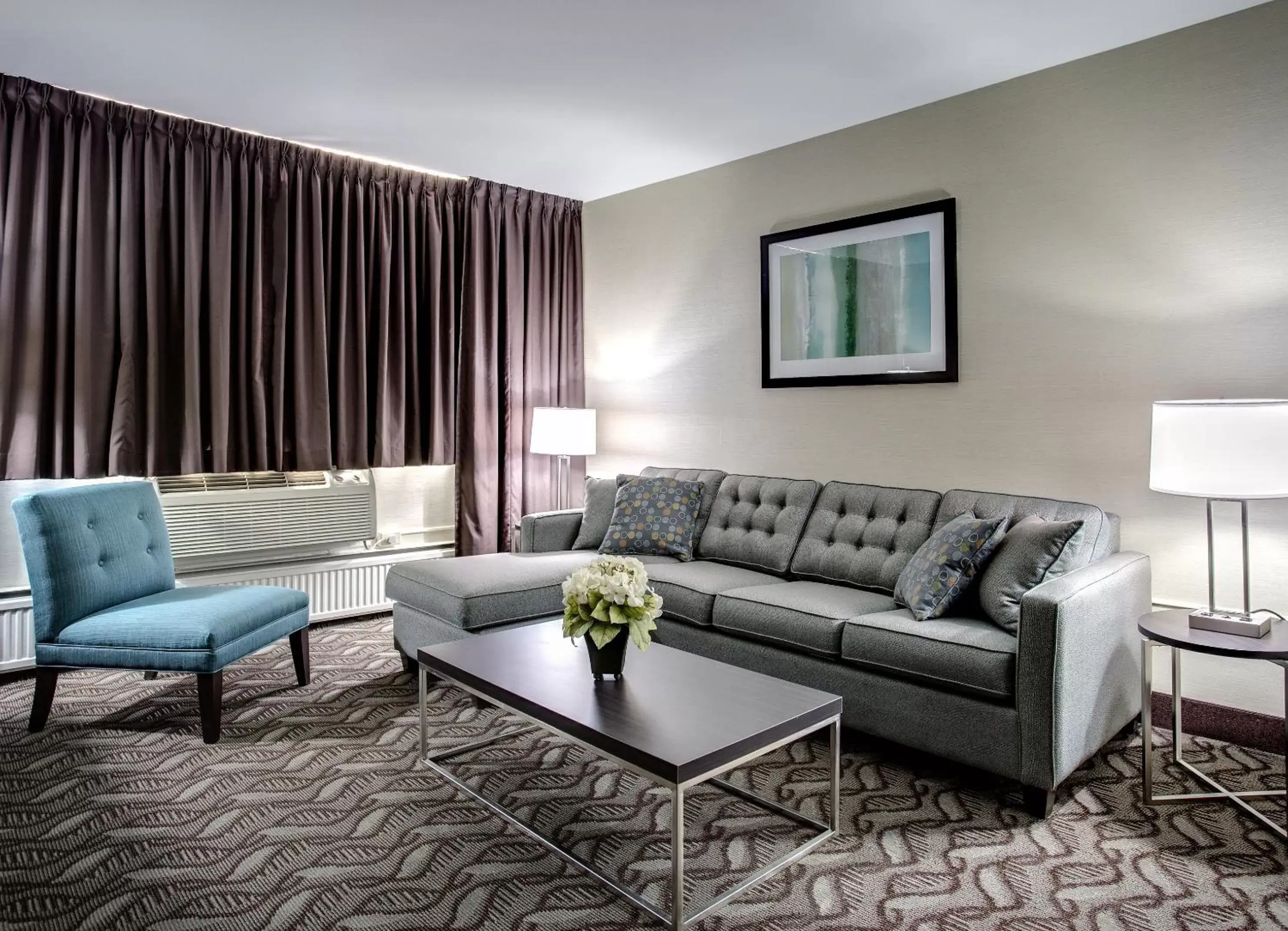 Living room, Seating Area in Clarion Hotel Sudbury