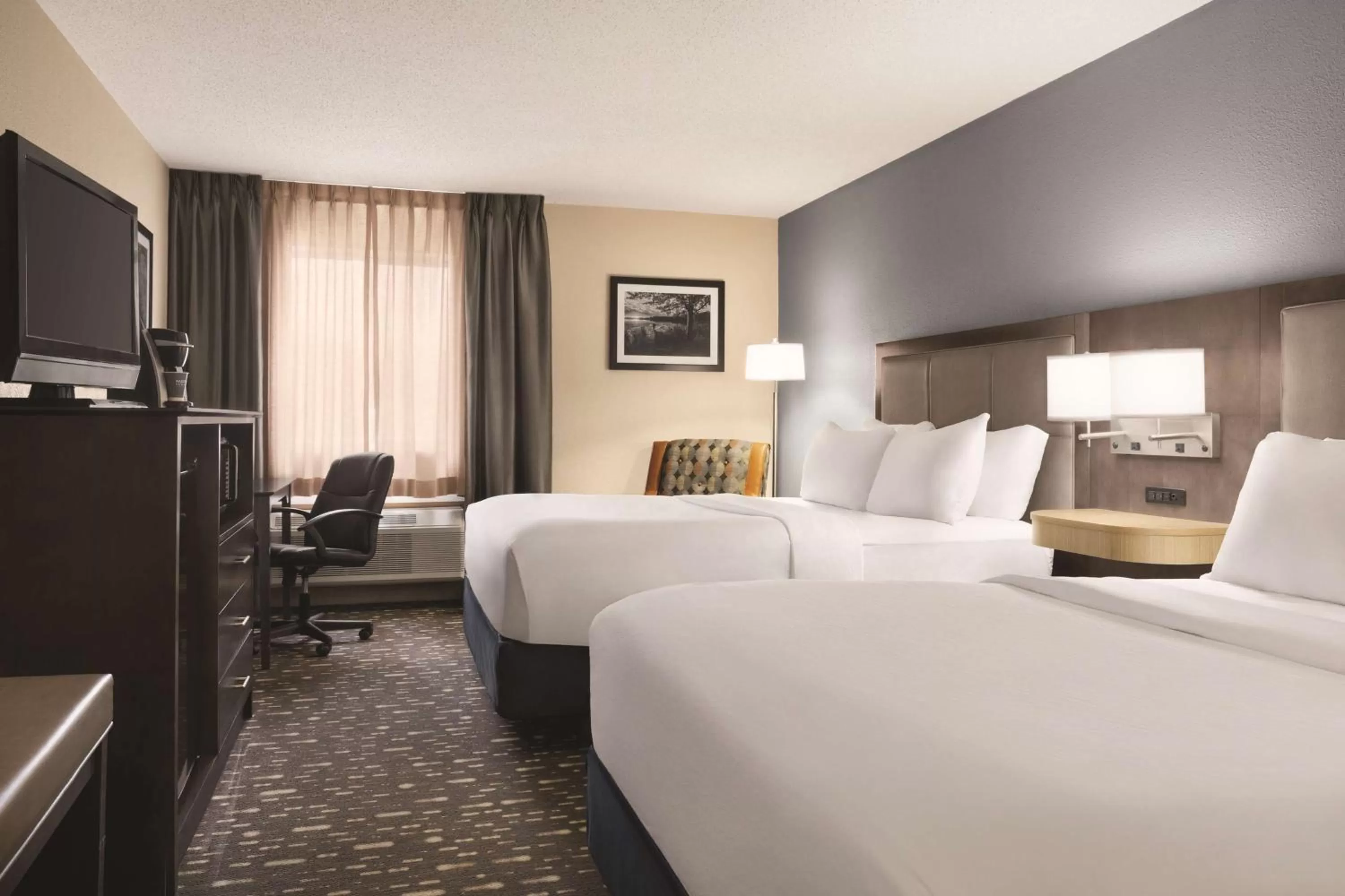 Bedroom, Bed in Country Inn & Suites by Radisson, Auburn, IN