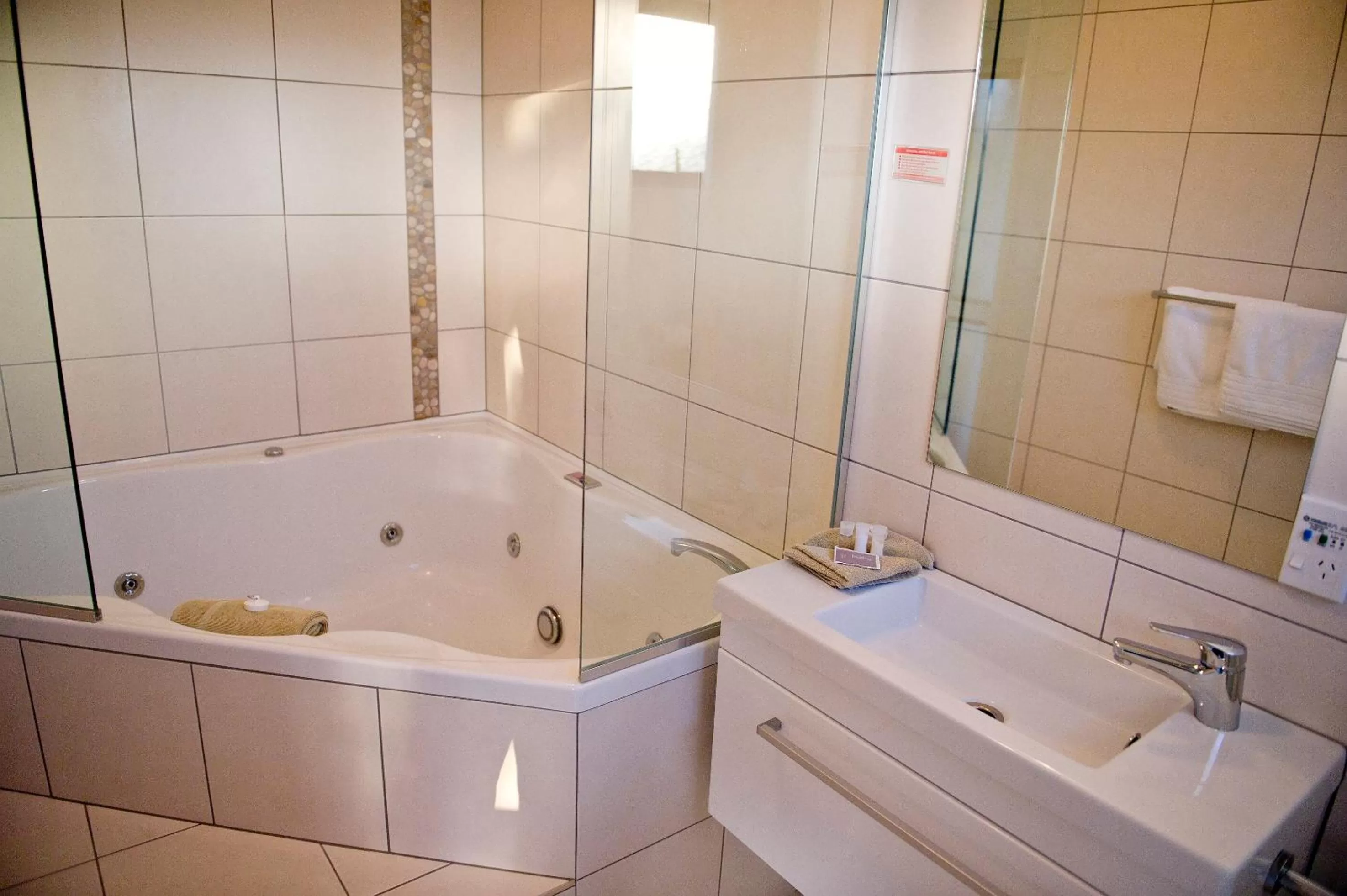 Hot Tub in The Oceanside Motel