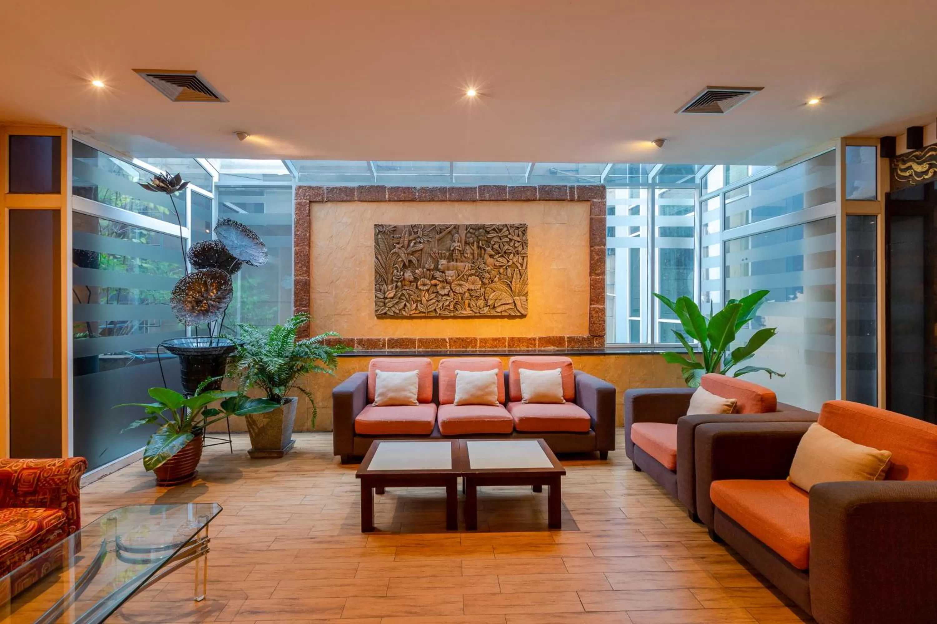 Seating area in Pinnacle Lumpinee Park Hotel