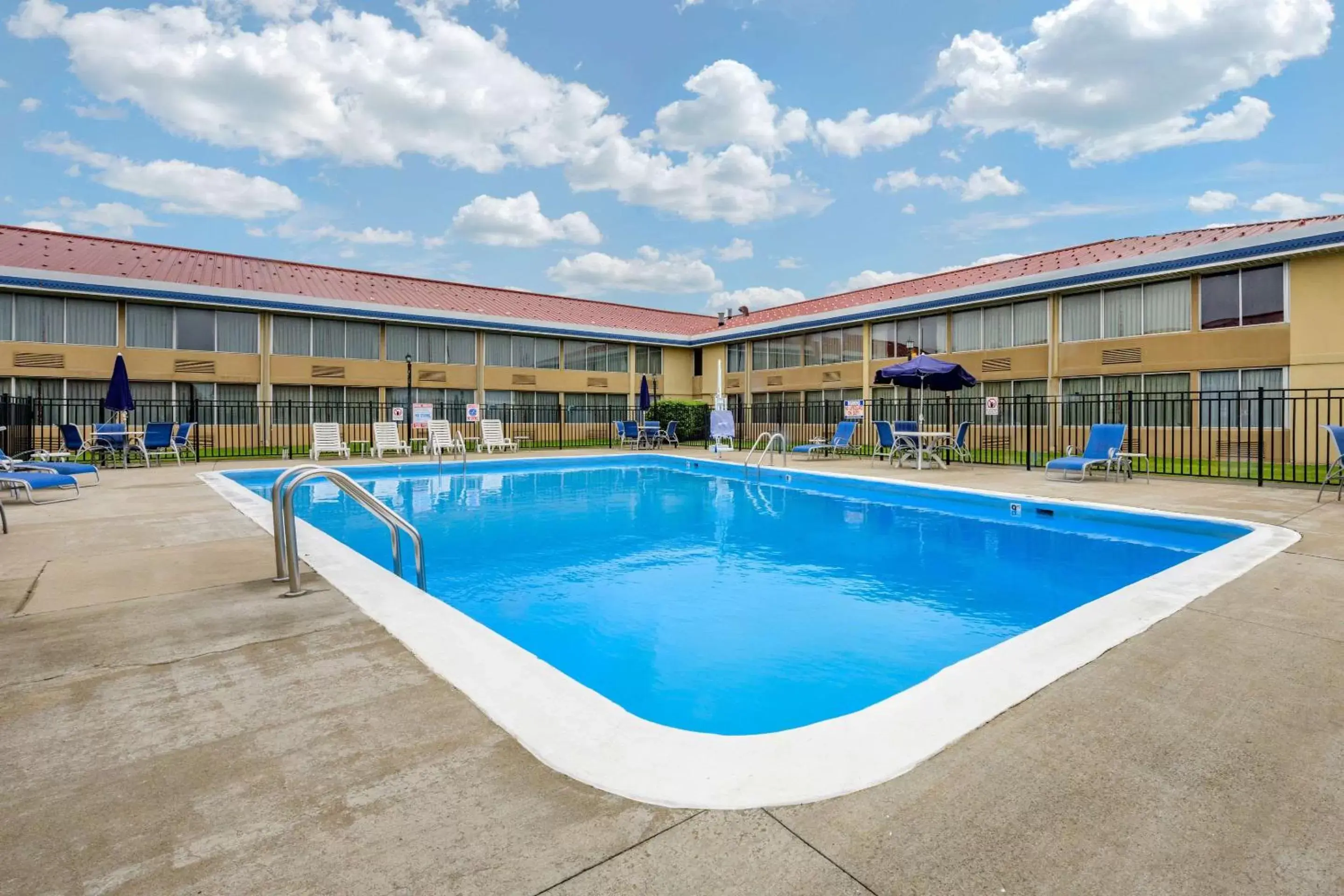 On site, Swimming Pool in Econo Lodge Inn & Suites Triadelphia