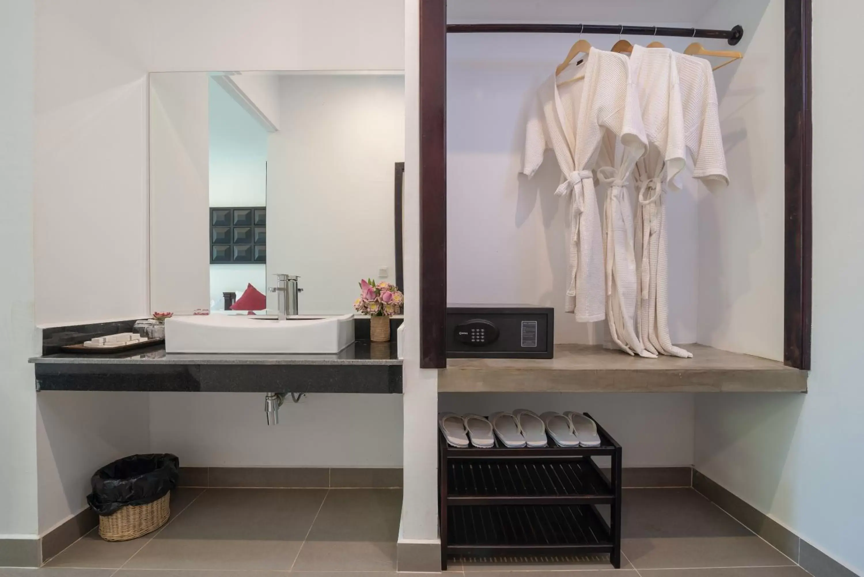 wardrobe, Bathroom in Ladear Privilege Rooms