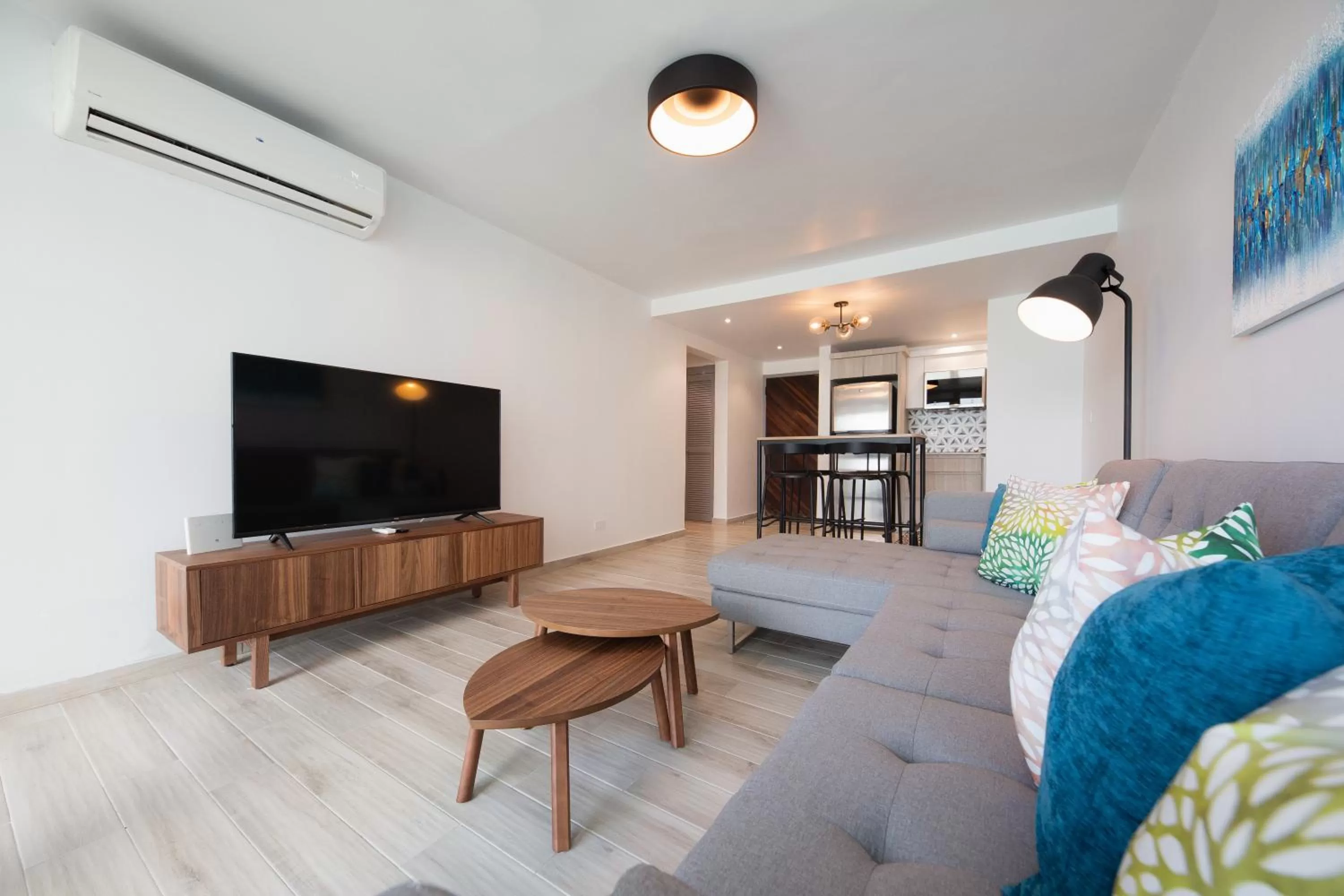 TV and multimedia in ESJ Towers by Chana